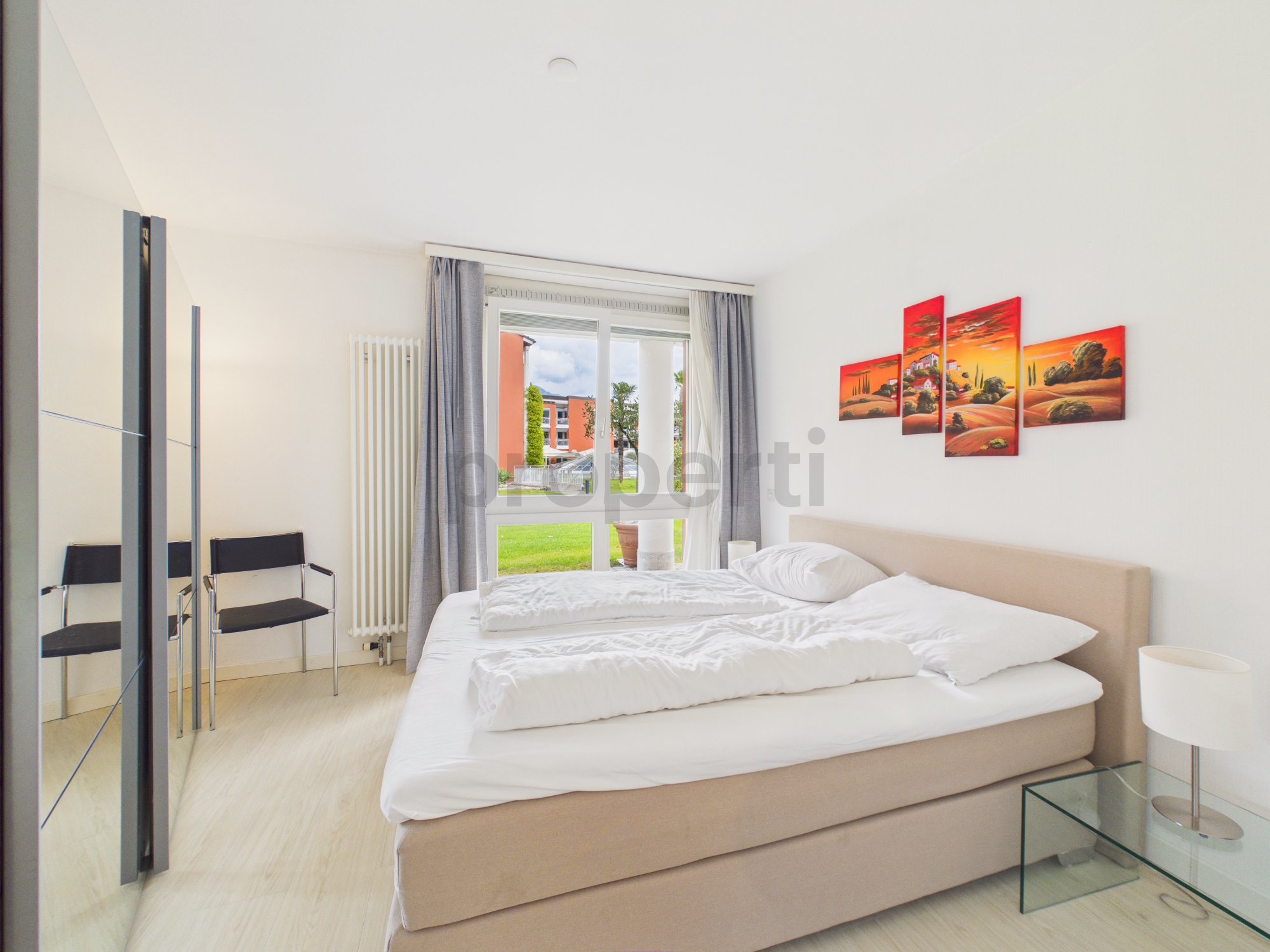 Helles Schlafzimmer mit Balkonblick