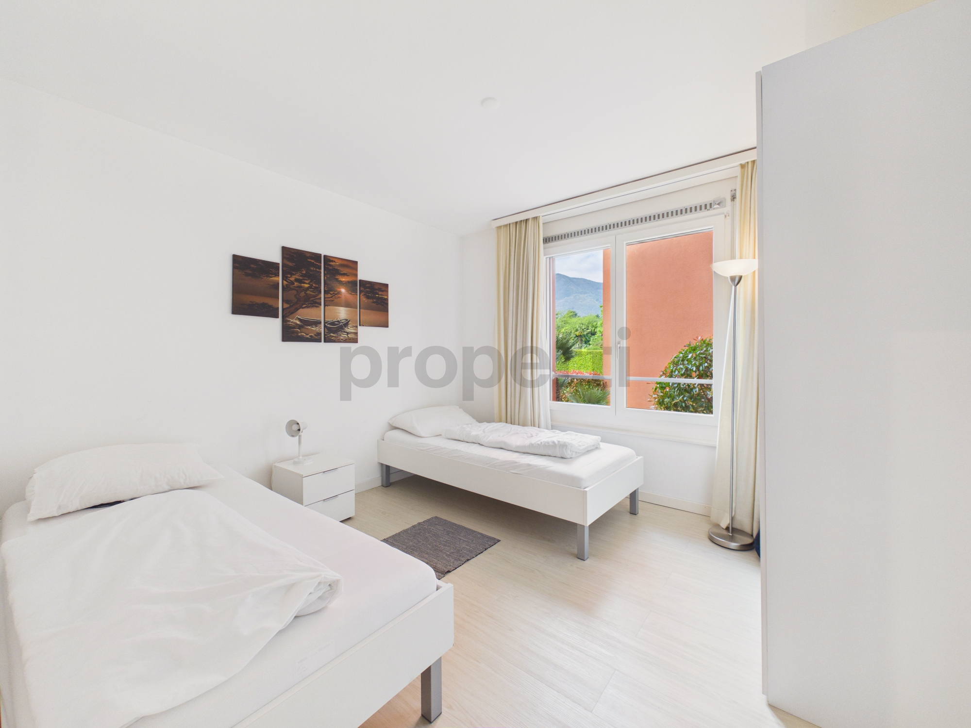 Helles minimalistisches Schlafzimmer