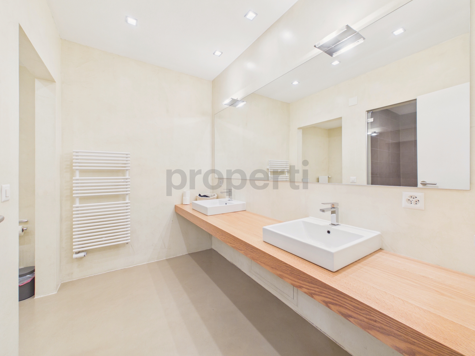 Modernes Badezimmer mit Doppelwaschbecken
