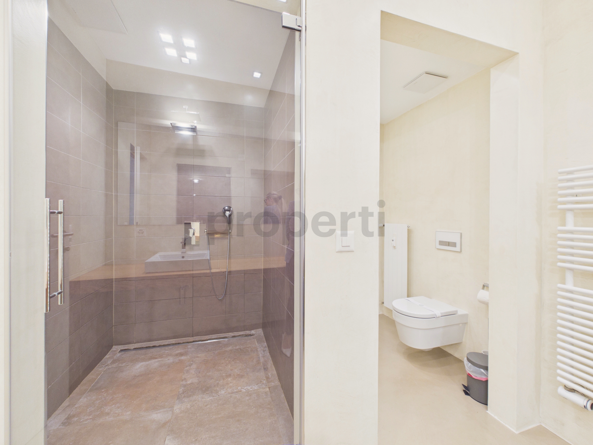 Modernes Bad mit Dusche und separatem WC-Bereich