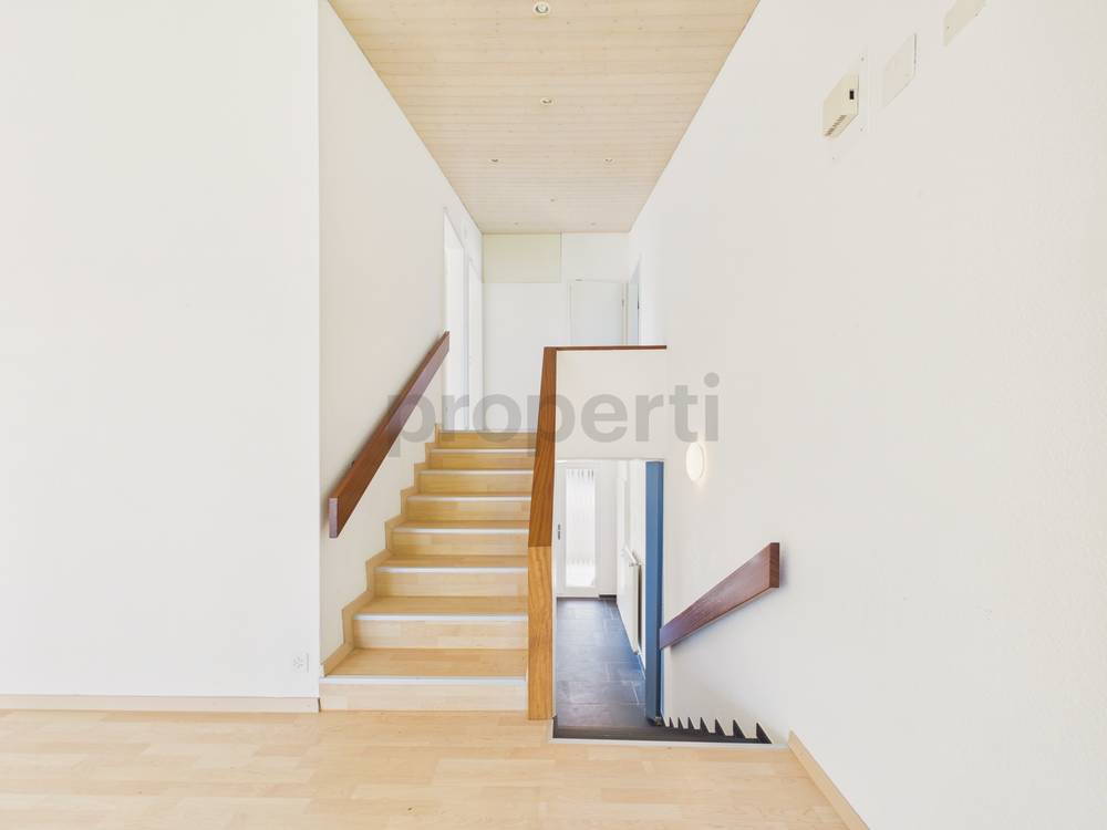 Heller Flur mit Treppe und Galerie