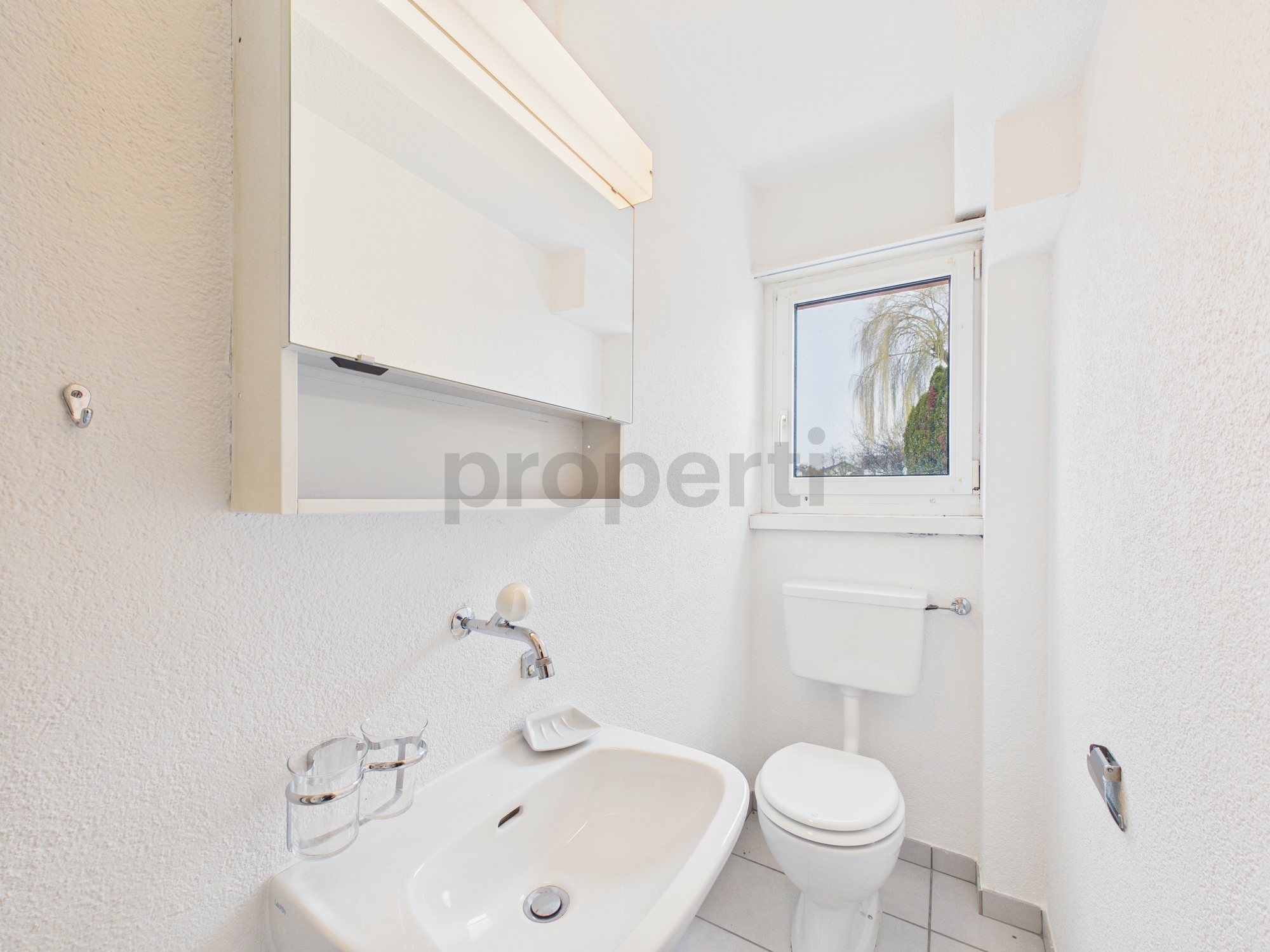 Kleines Gäste-WC mit Waschbecken und Toilette
