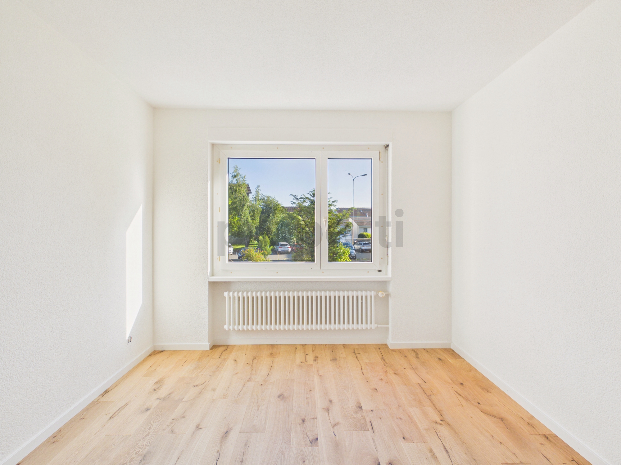 Heller leerer Raum mit Fenster und Heizkörper