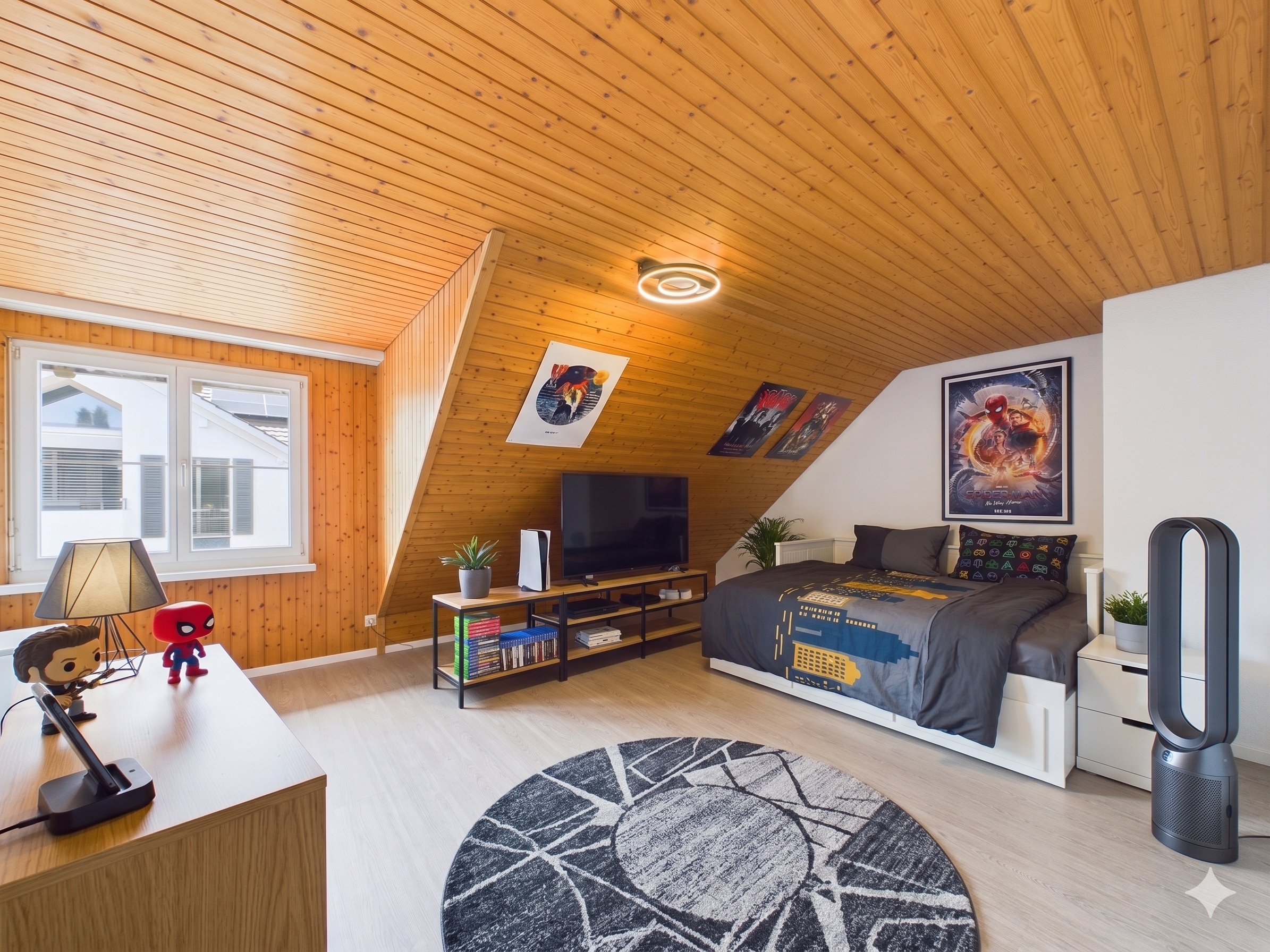 Dachgeschoss-Schlafzimmer mit Holzdecke