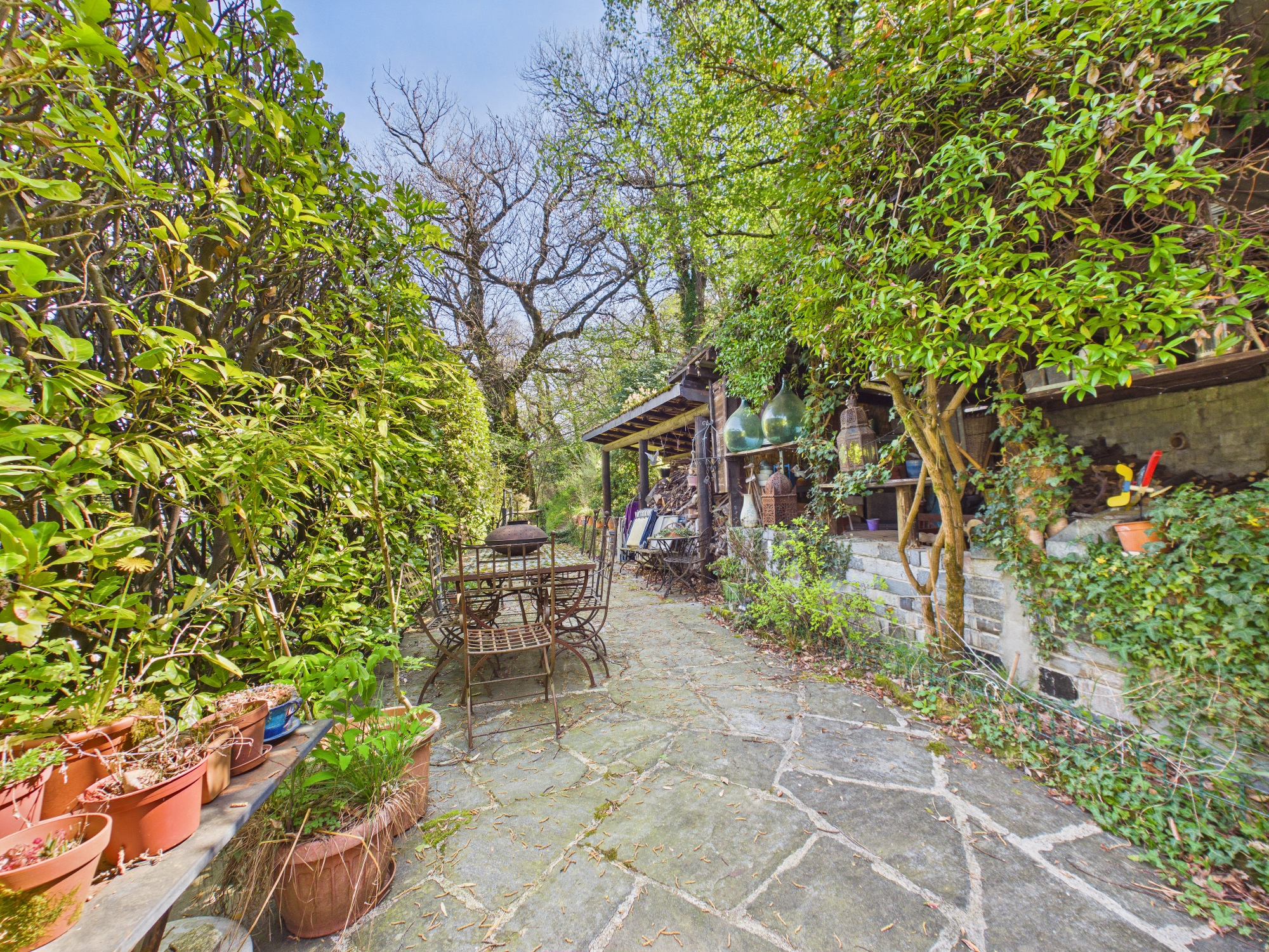 Garten mit Sitzplatz und Gartenschuppen