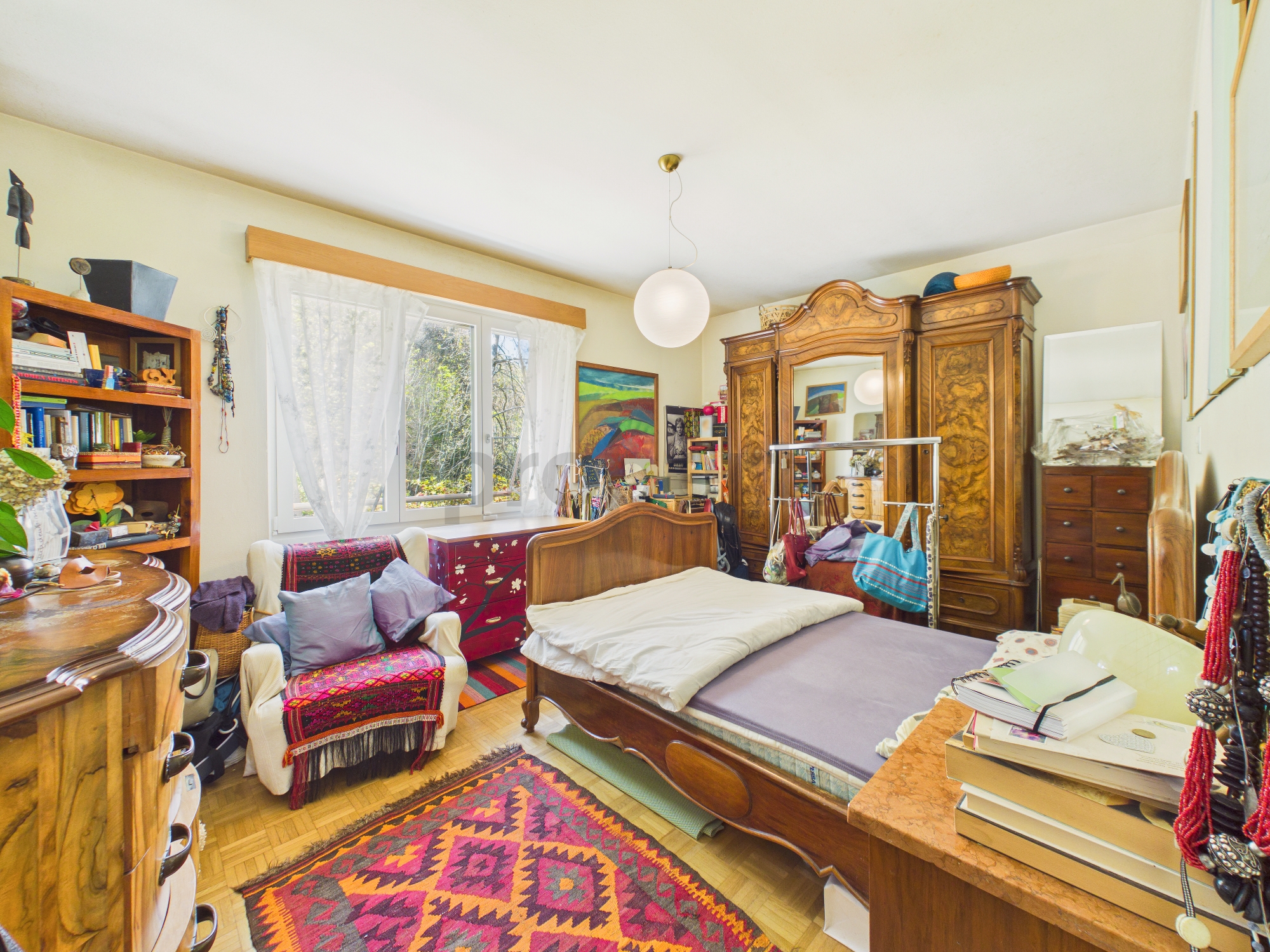 Gemütliches Schlafzimmer mit vielen Möbeln