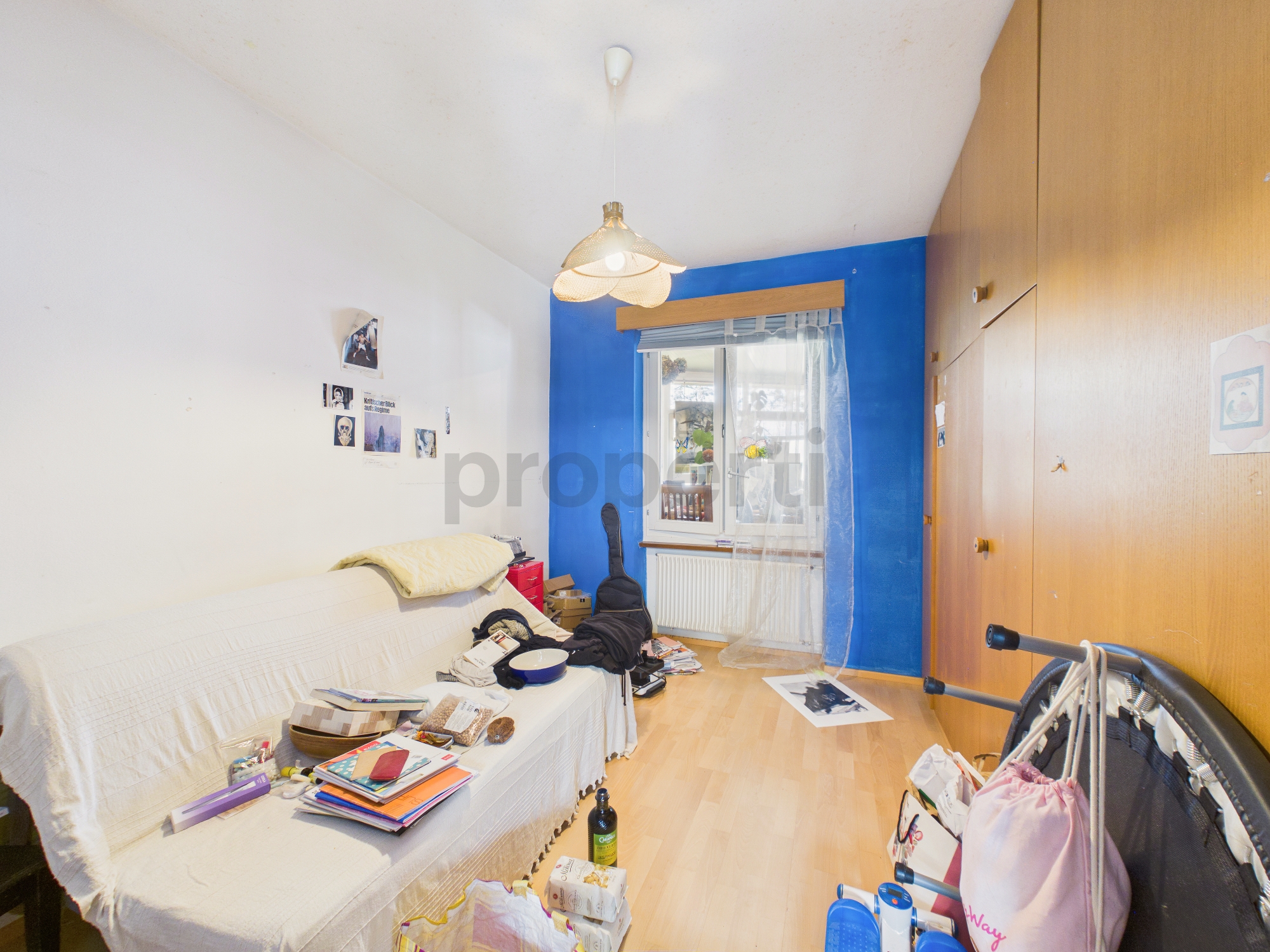 Kleines Schlafzimmer mit Dachschräge