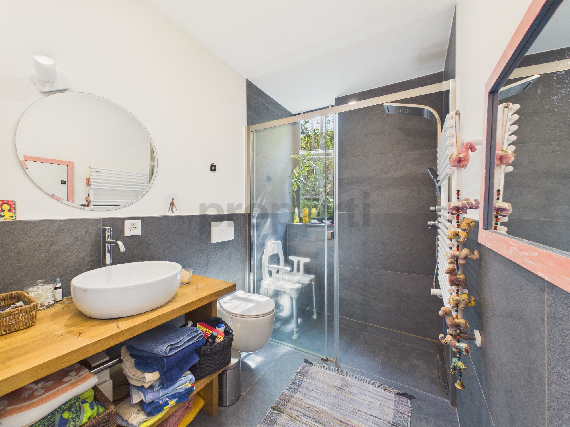 Modernes Badezimmer mit Glasdusche und Holzwaschtisch