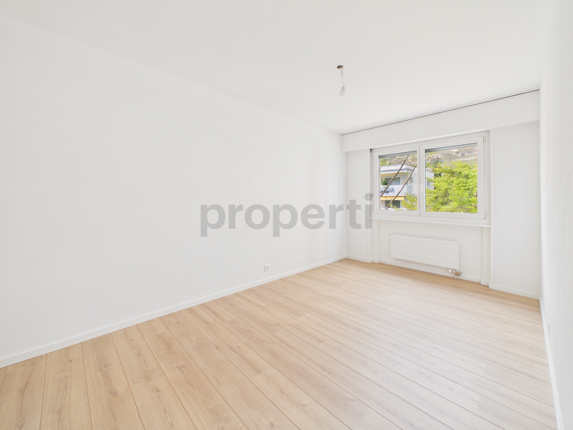 Leeres, helles Schlafzimmer mit Fenster