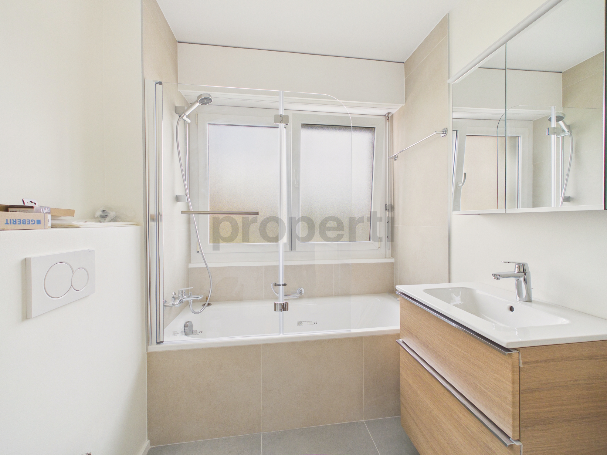 Modernes Badezimmer mit Badewanne und Waschtisch