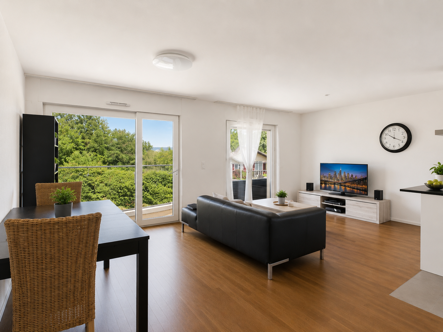 Heller Wohn-Essbereich mit Balkon und Grünblick