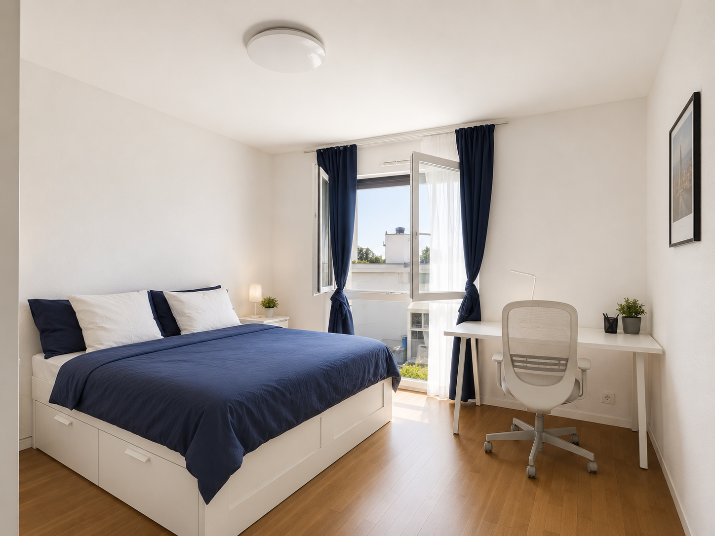 Helles Schlafzimmer mit Arbeitsplatz