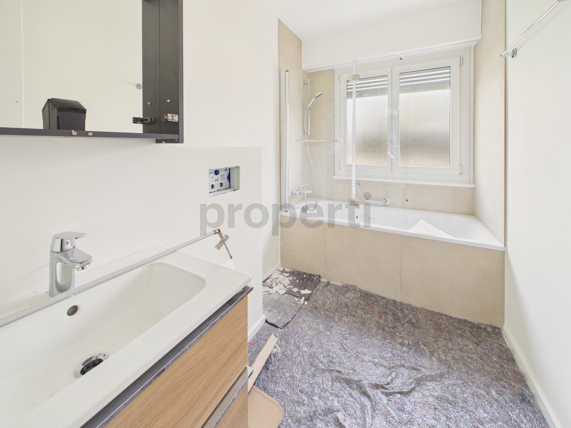 Renoviertes Badezimmer mit Wanne und Dusche