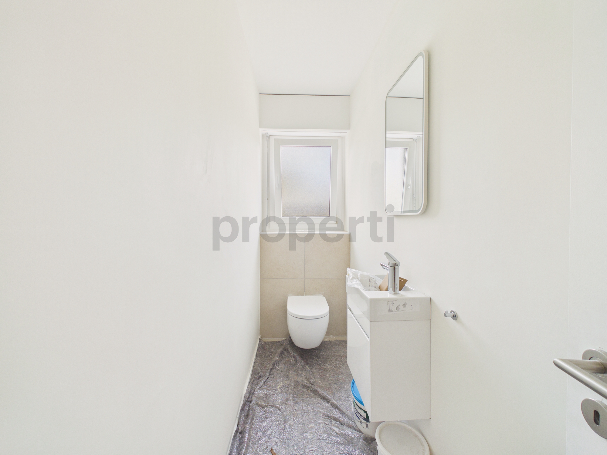 Schmales Gäste-WC mit WC und Handwaschbecken