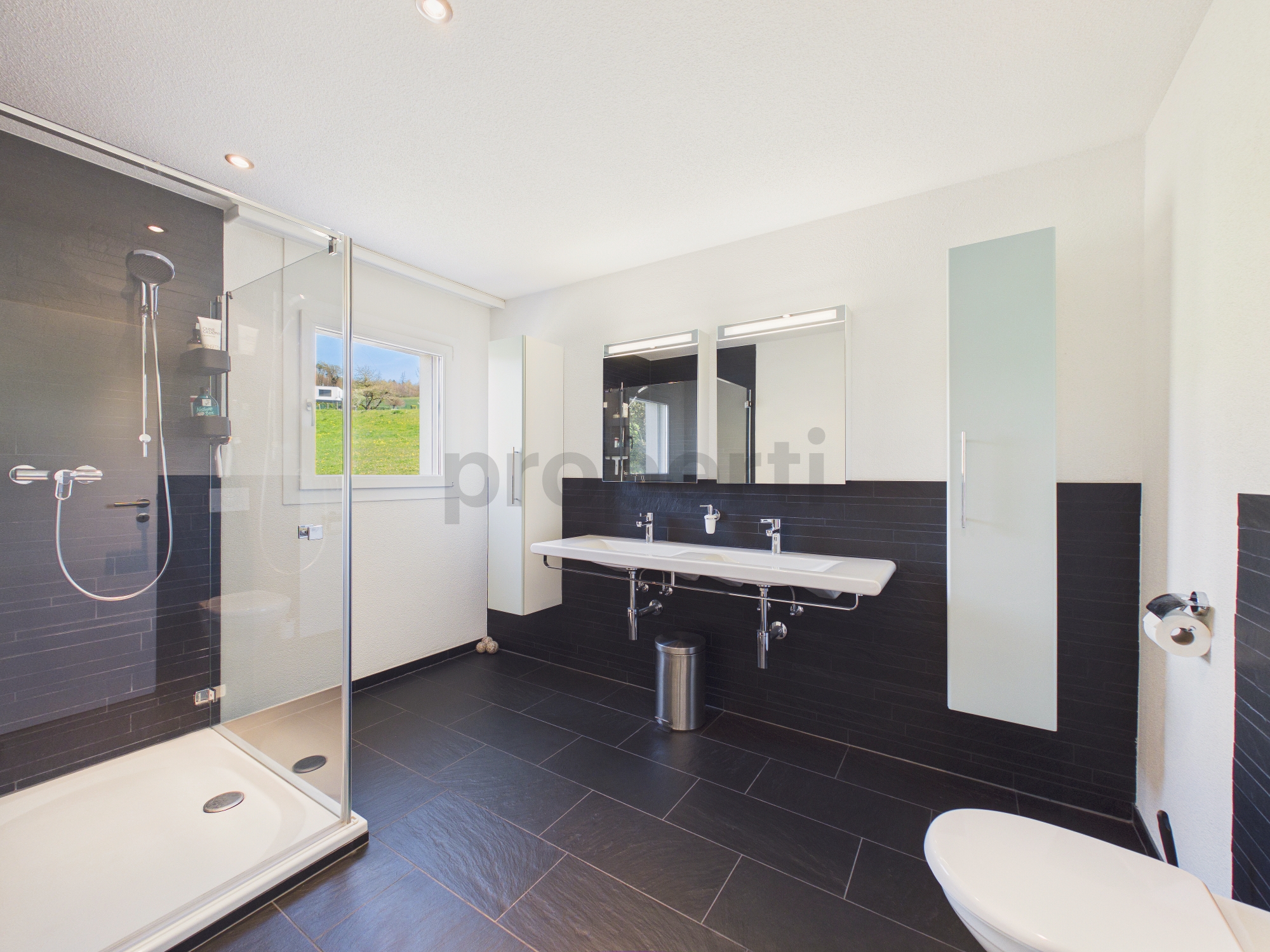 Modernes Badezimmer mit Dusche und Doppelwaschtisch