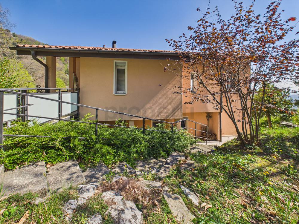 Hausansicht mit Garten und Terrasse