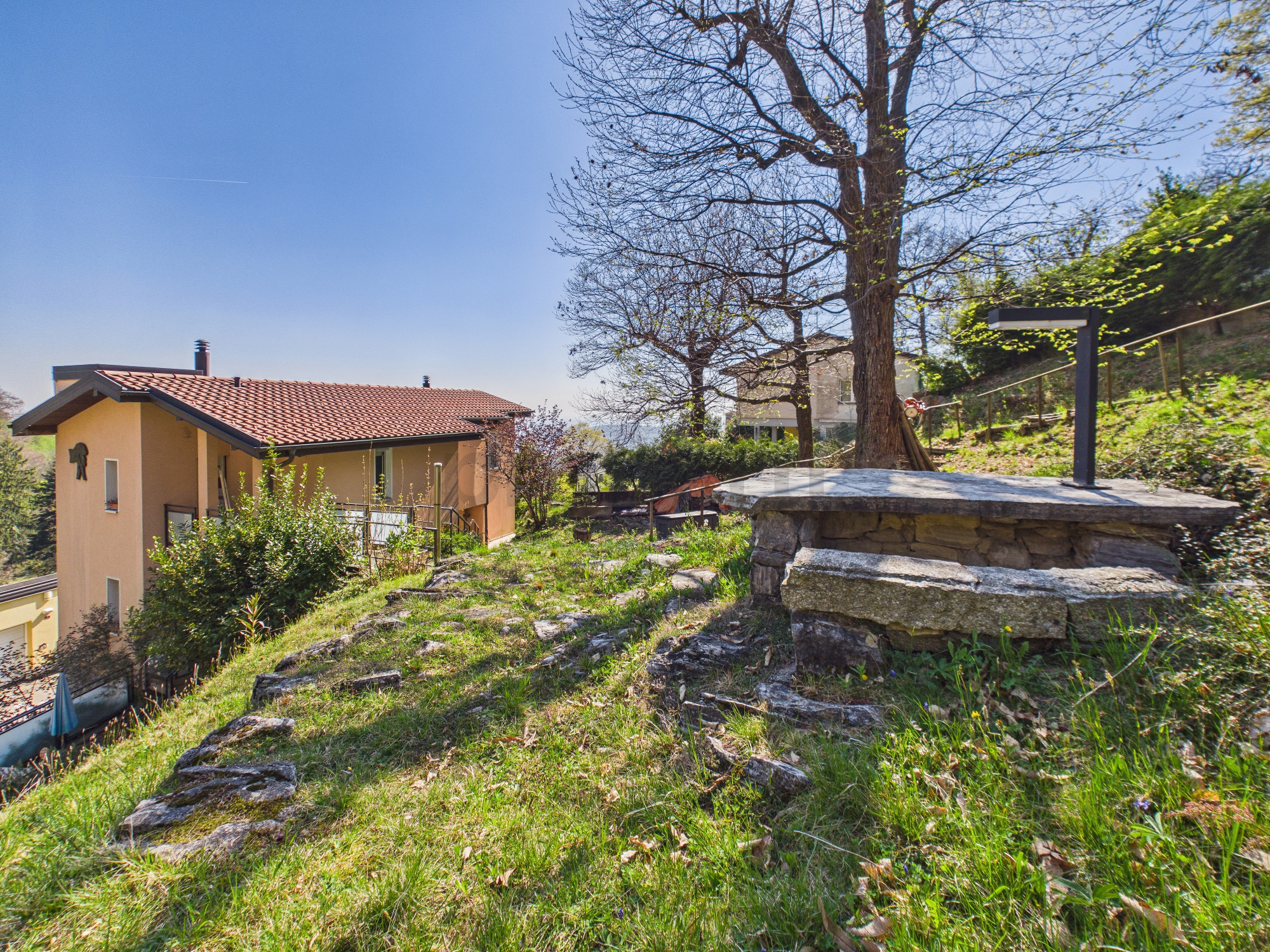 Hanglage mit Haus und Garten