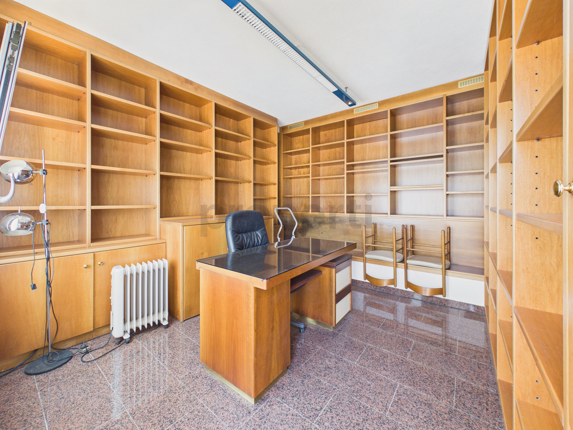 Arbeitszimmer mit deckenhohen Regalen