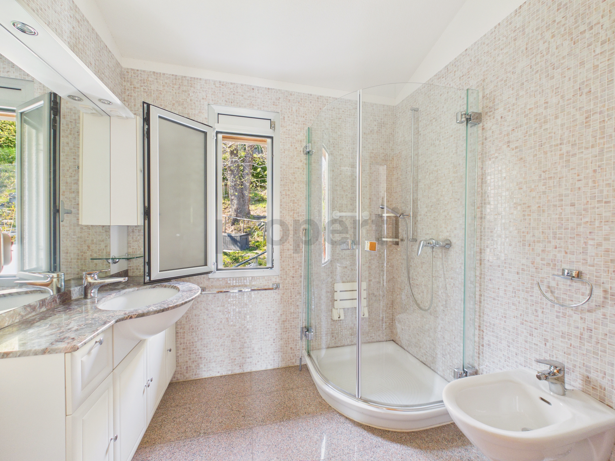 Helles Badezimmer mit Dusche und Doppelwaschtisch