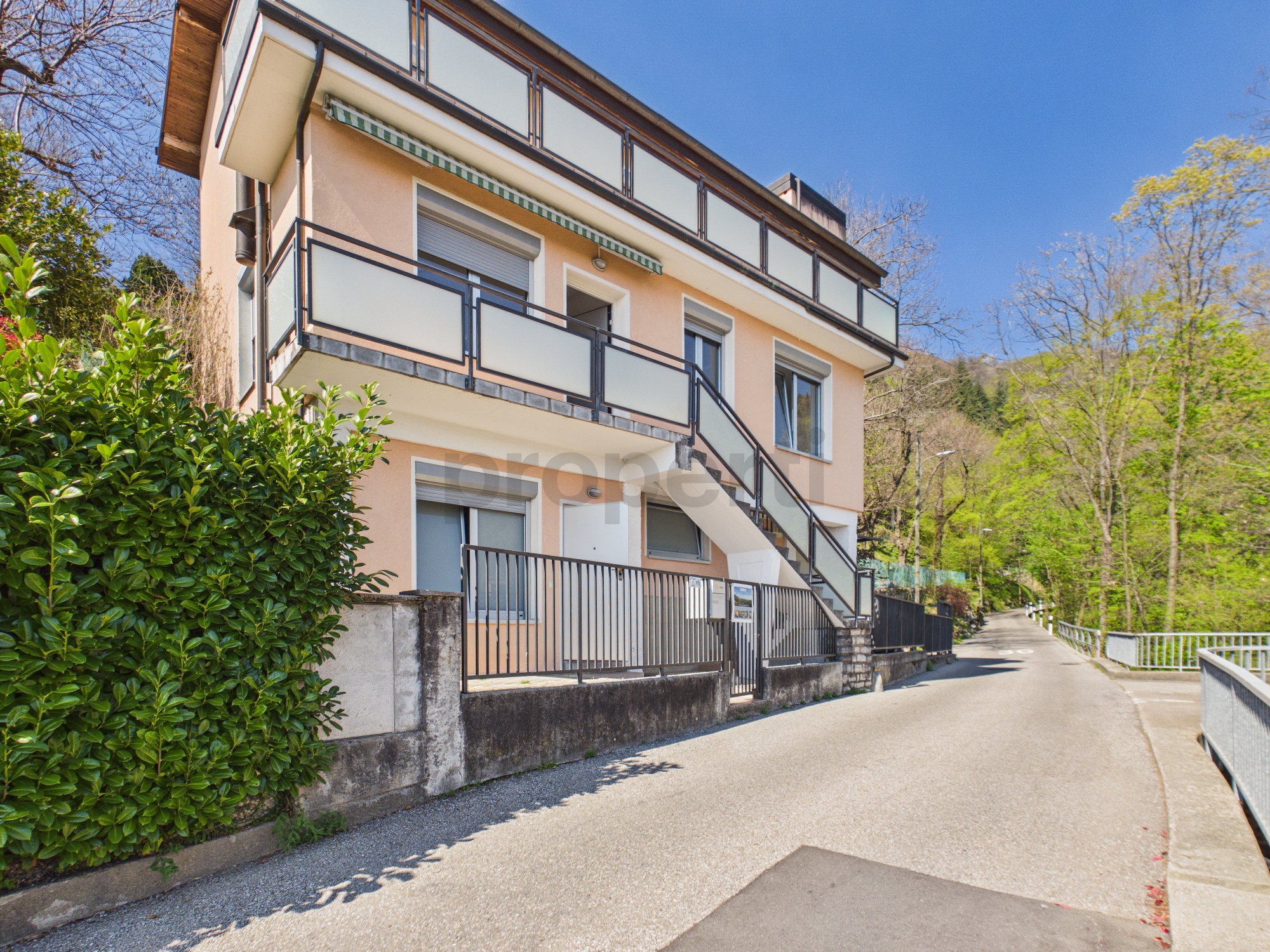 Mehrfamilienhaus mit Balkon und Außentreppe