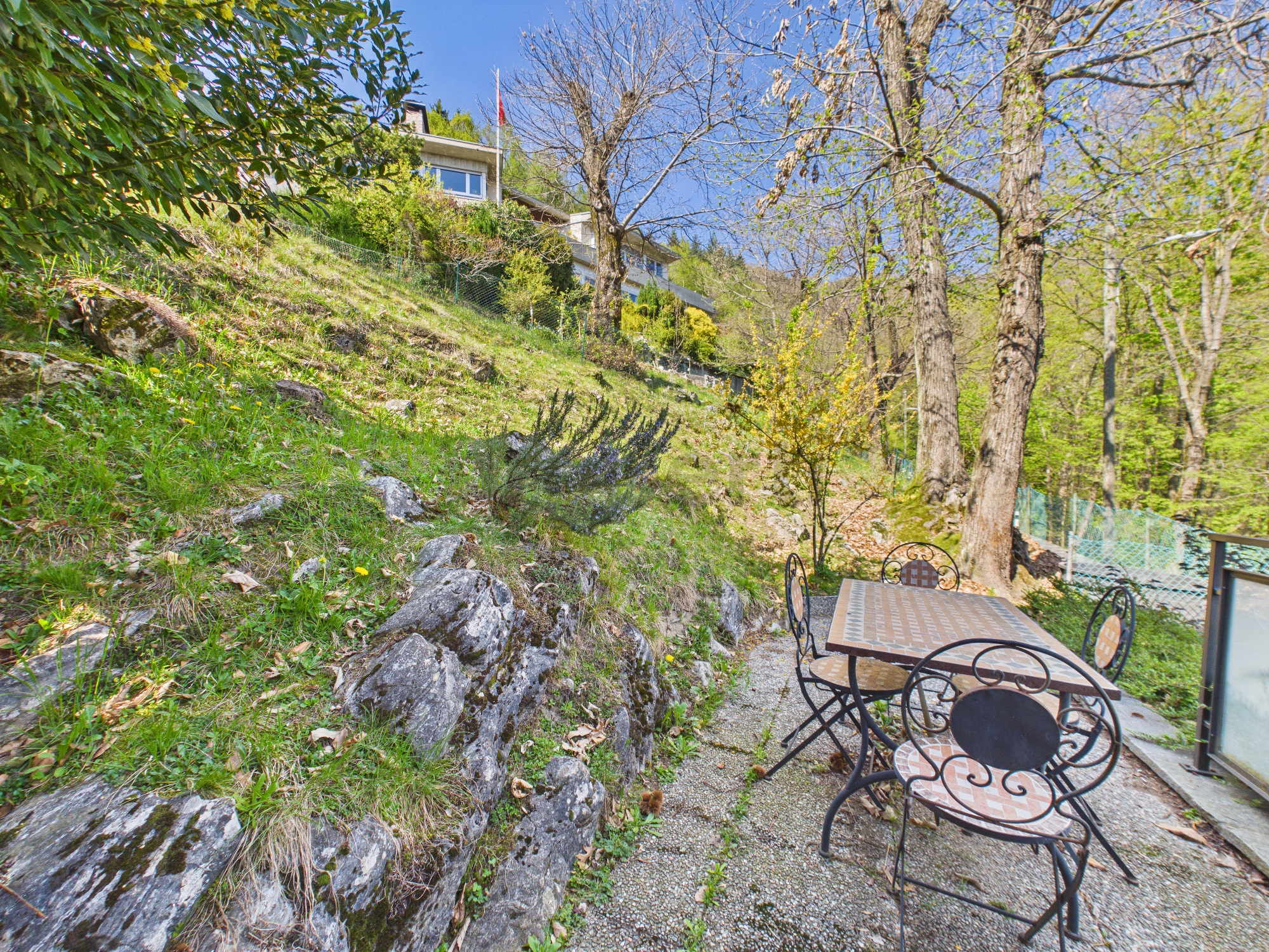 Terrassenplatz am Hang mit Gartenmöbeln