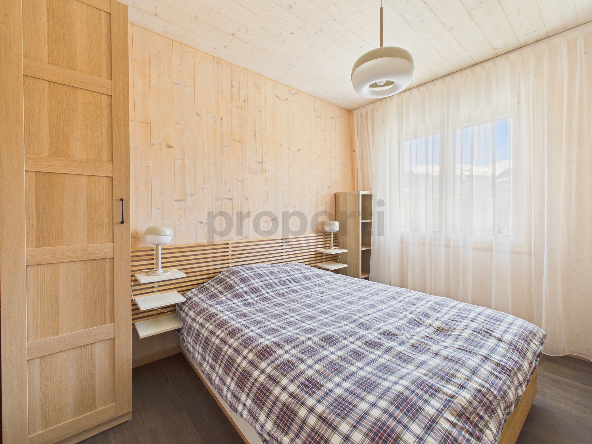 Helles Schlafzimmer mit Holzausstattung