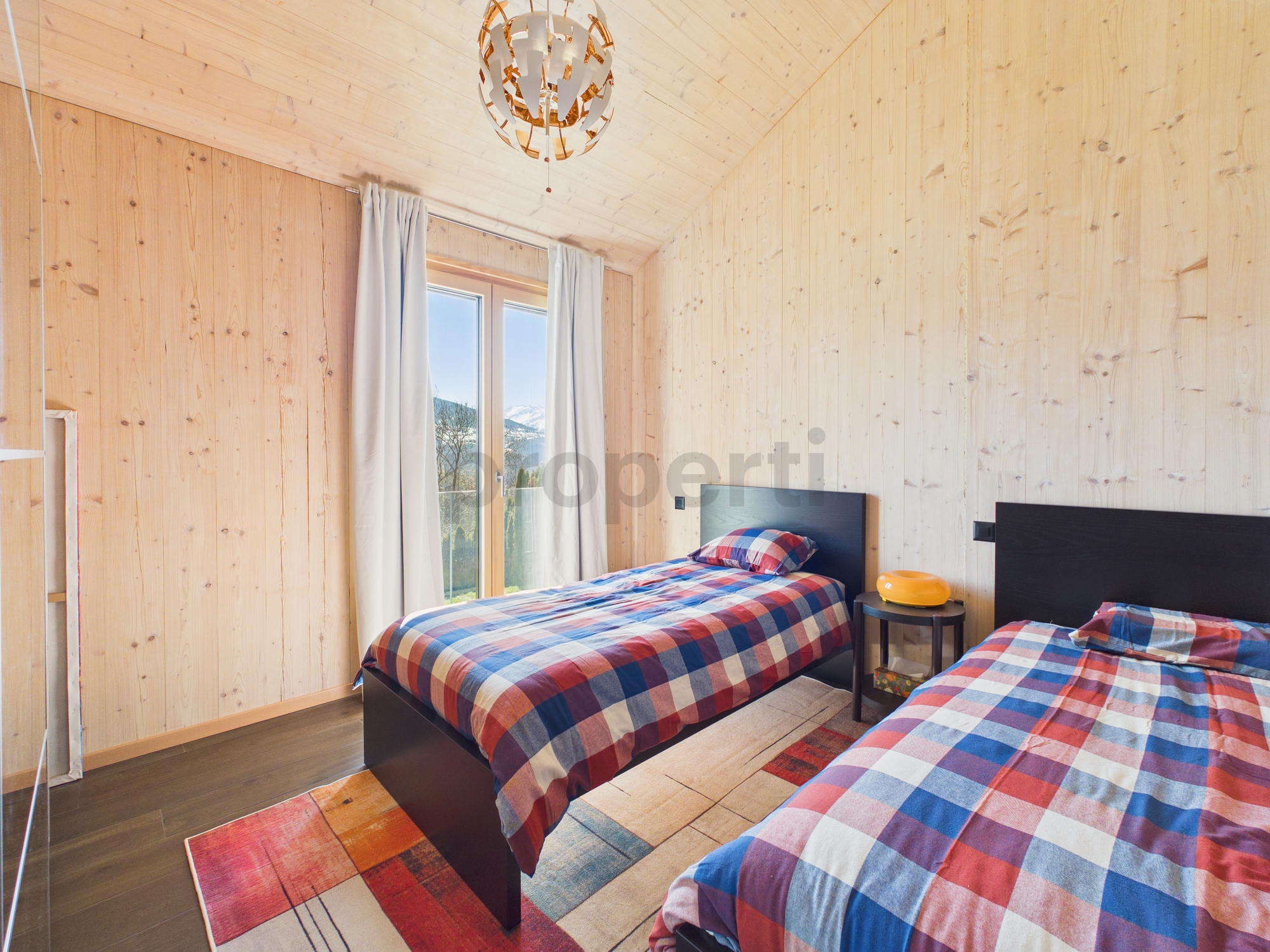 Doppelzimmer mit Holzverkleidung