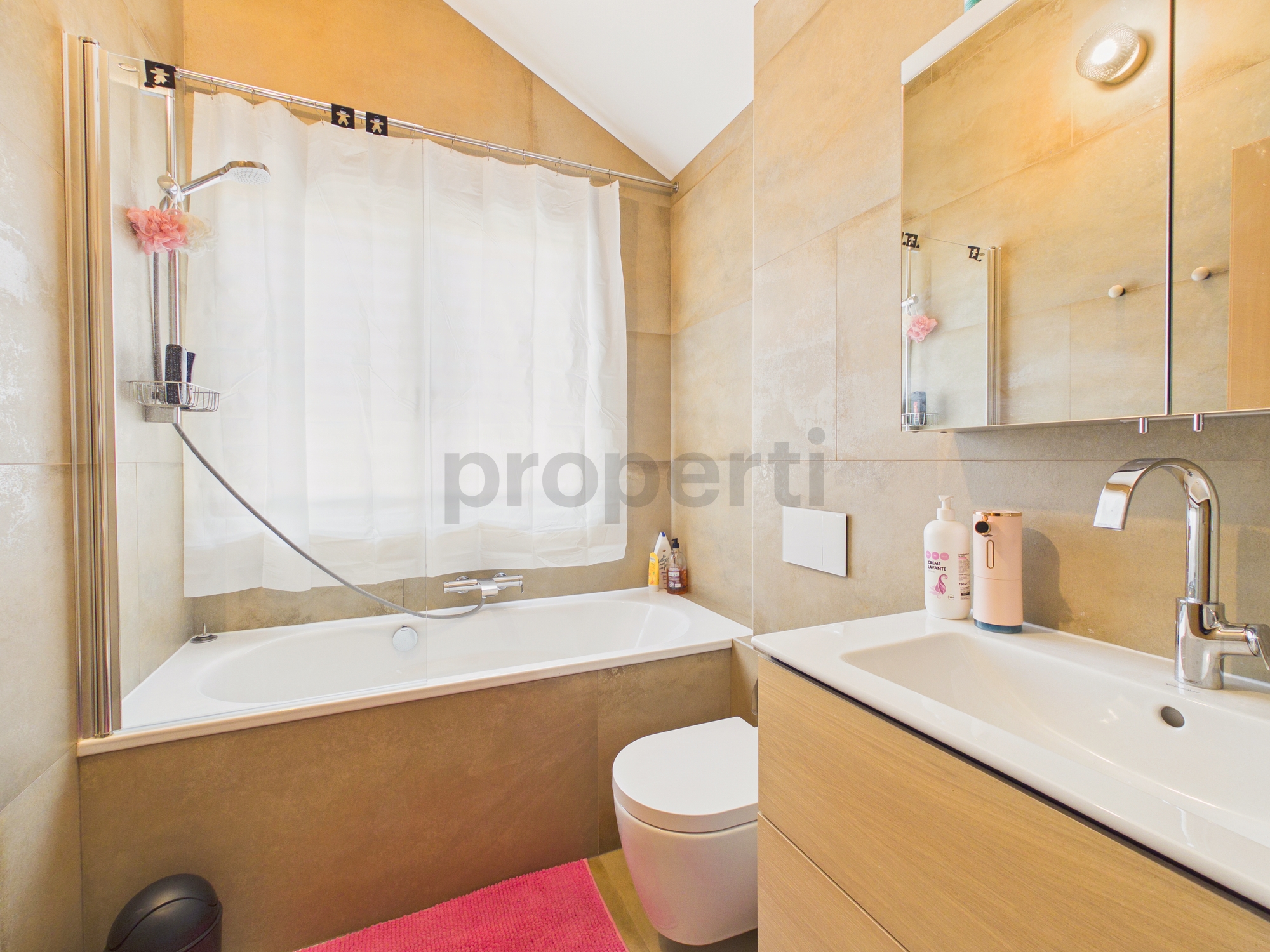 Modernes Badezimmer mit Badewanne und Waschtisch
