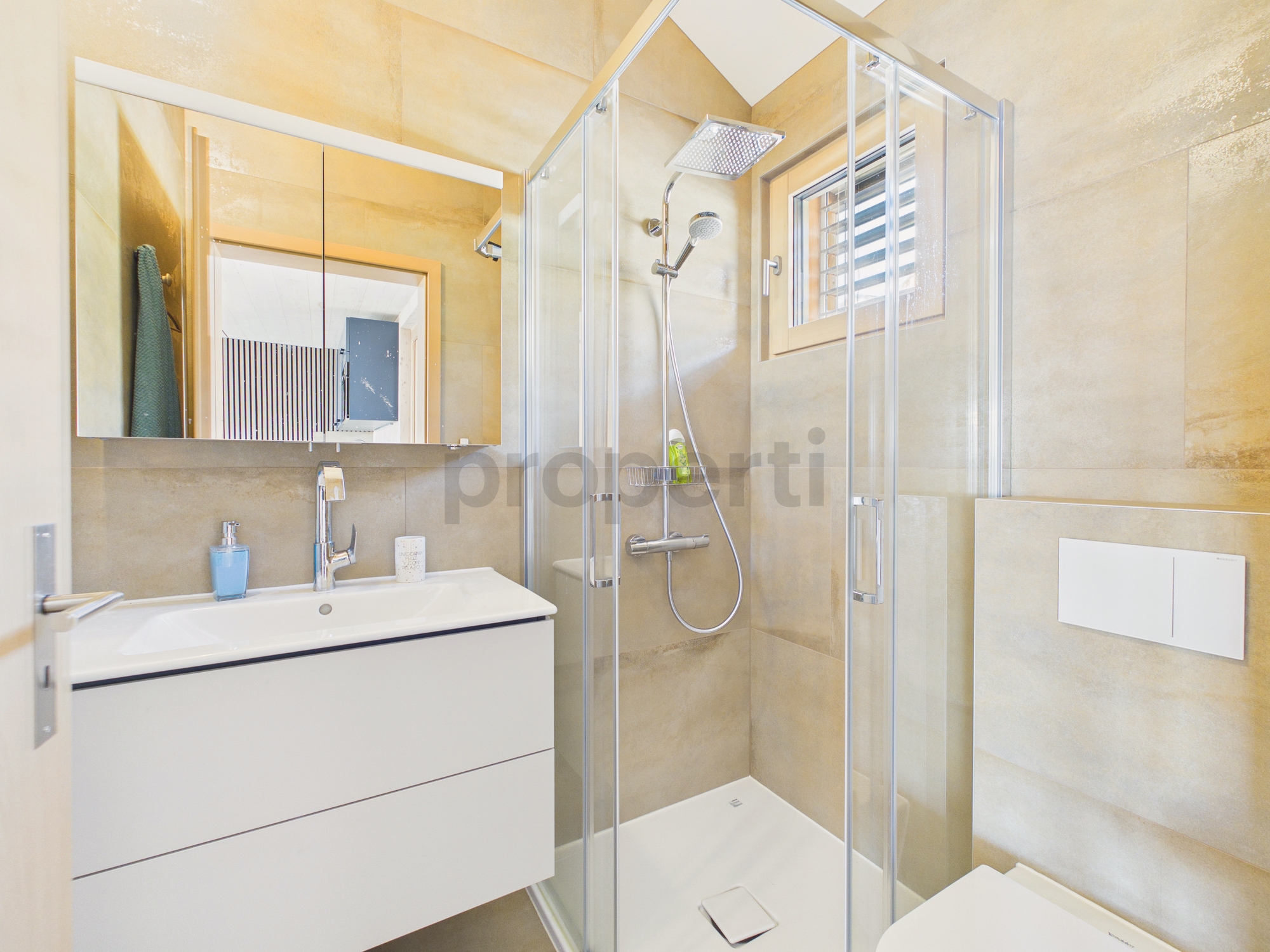 Modernes Badezimmer mit Dusche und Waschtisch