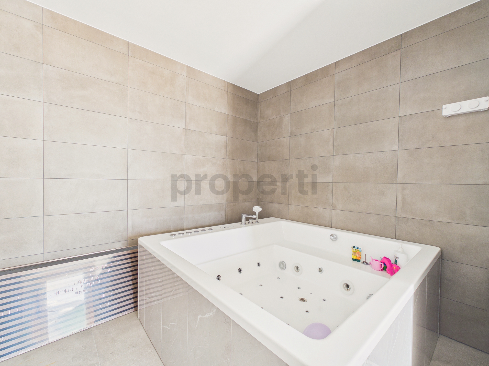 Modernes Badezimmer mit Whirlpool
