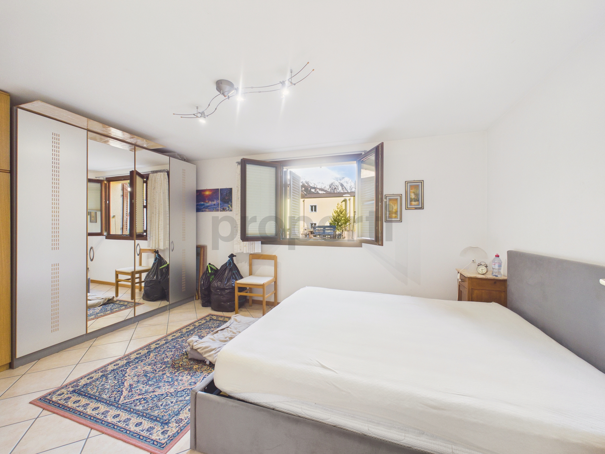 Helles Schlafzimmer mit Bergblick