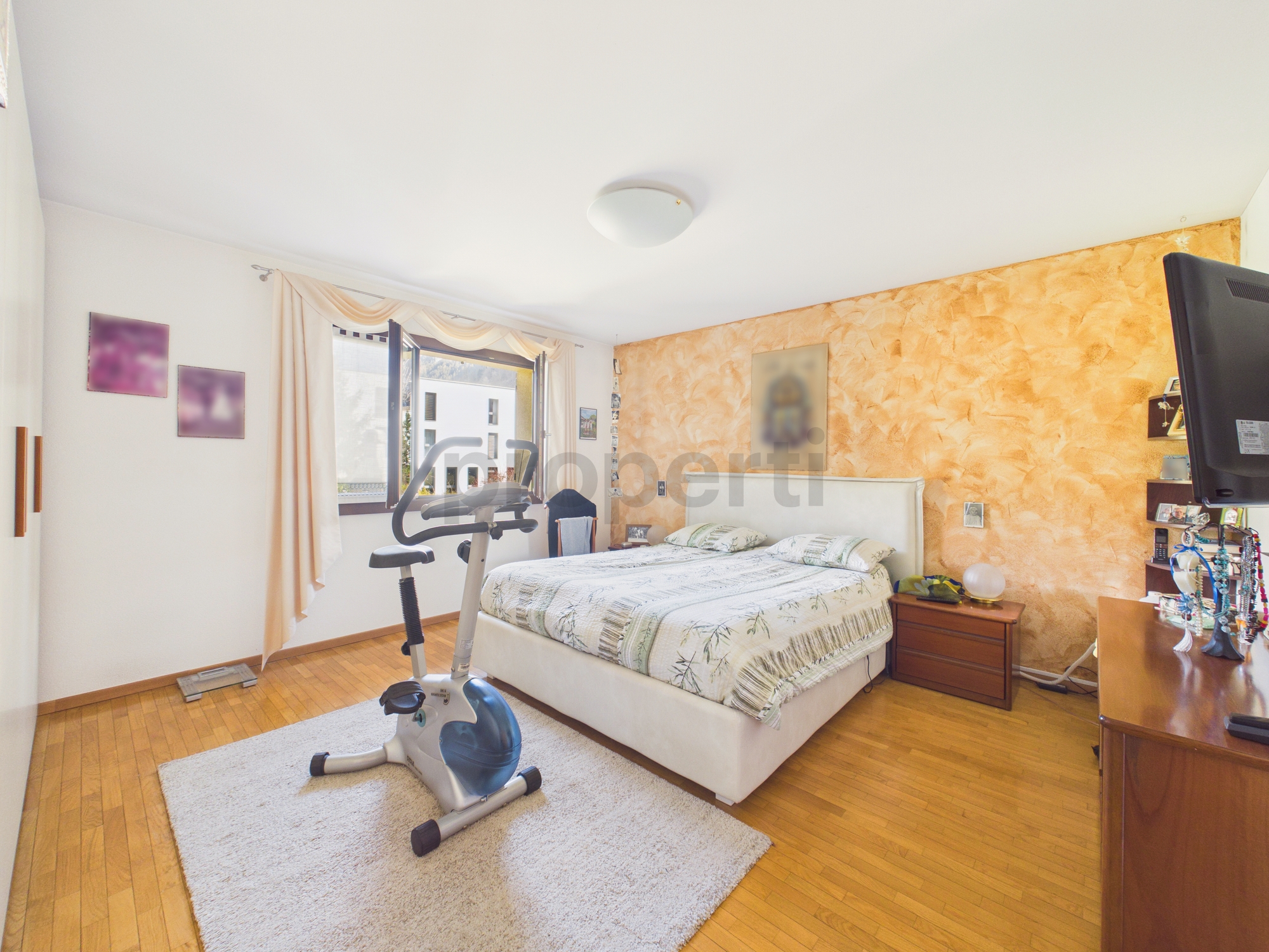 Schlafzimmer mit Heimtrainer