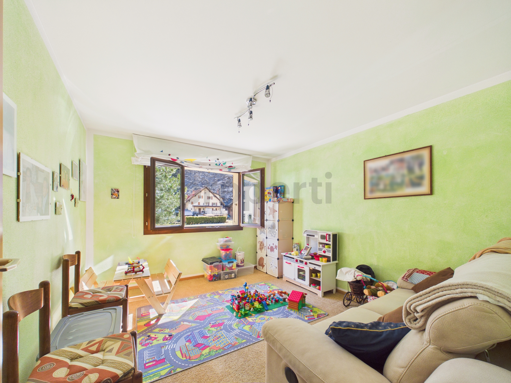 Hell eingerichtetes Kinderzimmer mit Blick nach draußen