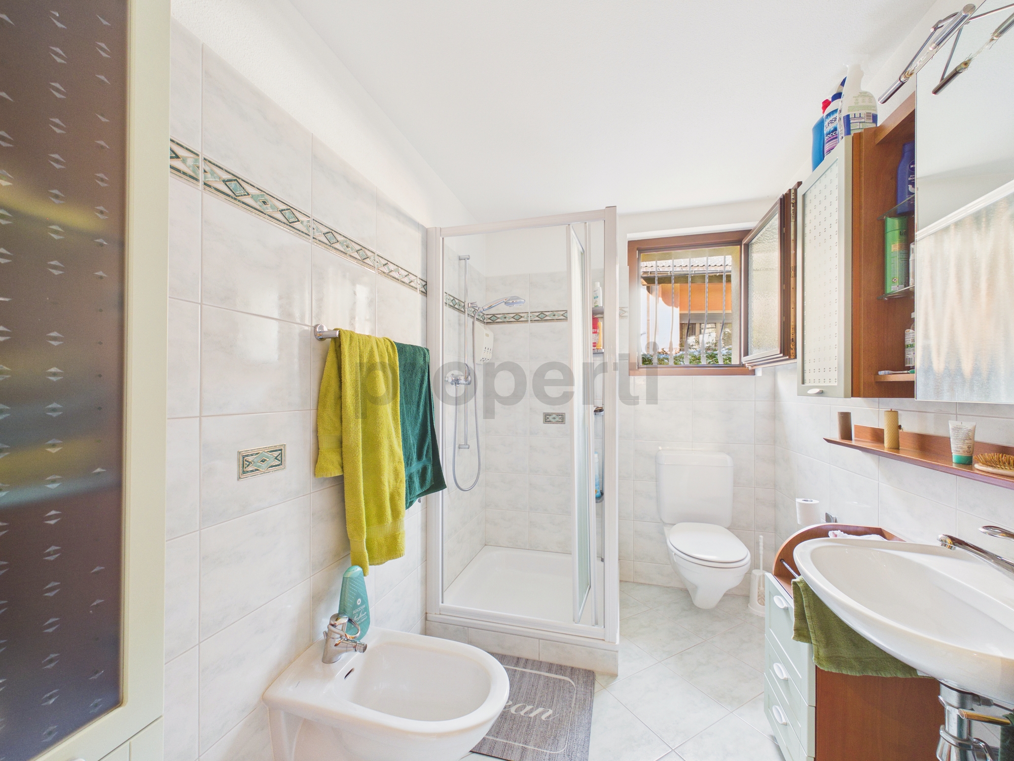 Helles Badezimmer mit Dusche, WC und Bidet