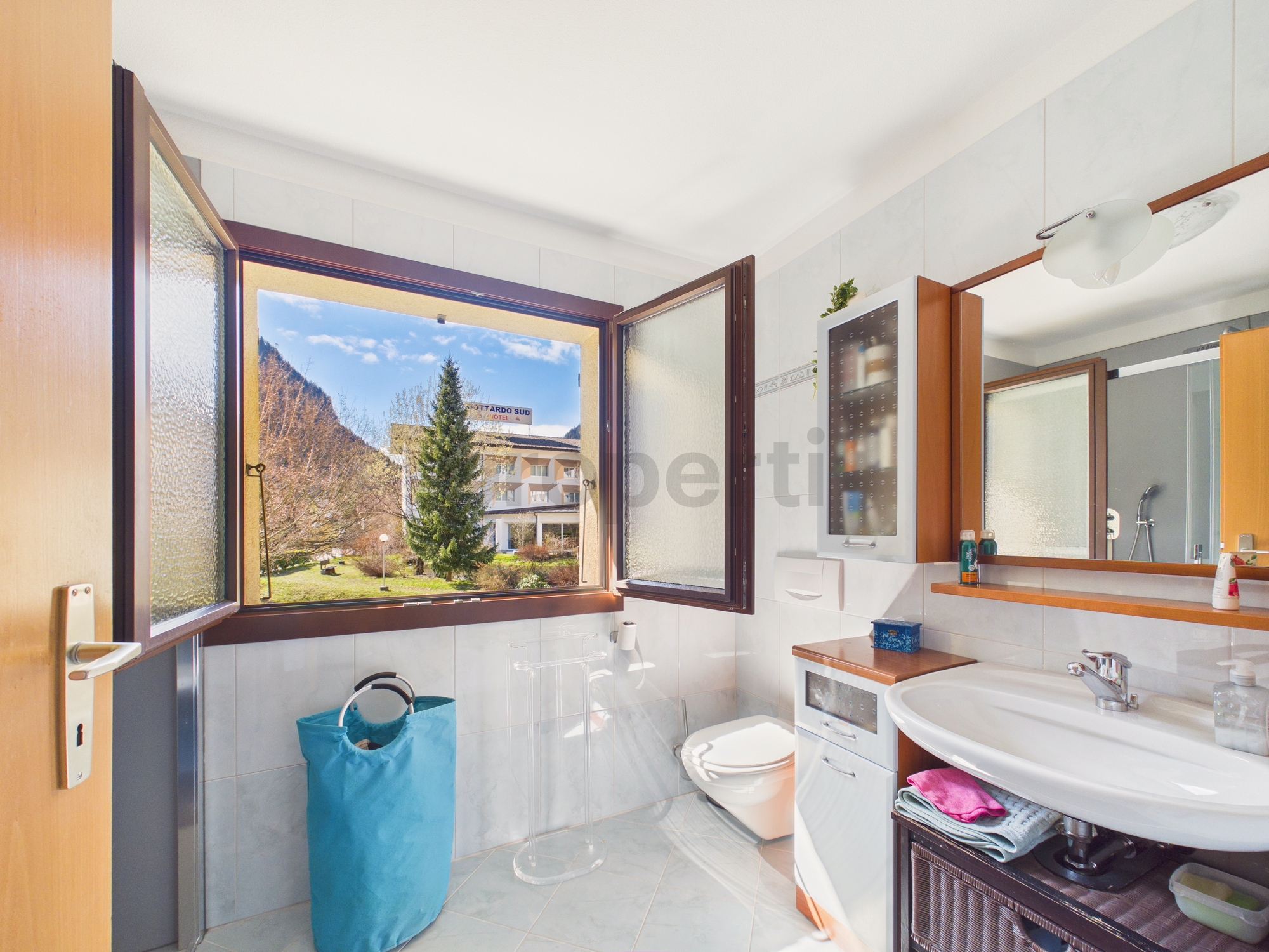 Helles Badezimmer mit geöffnetem Fenster