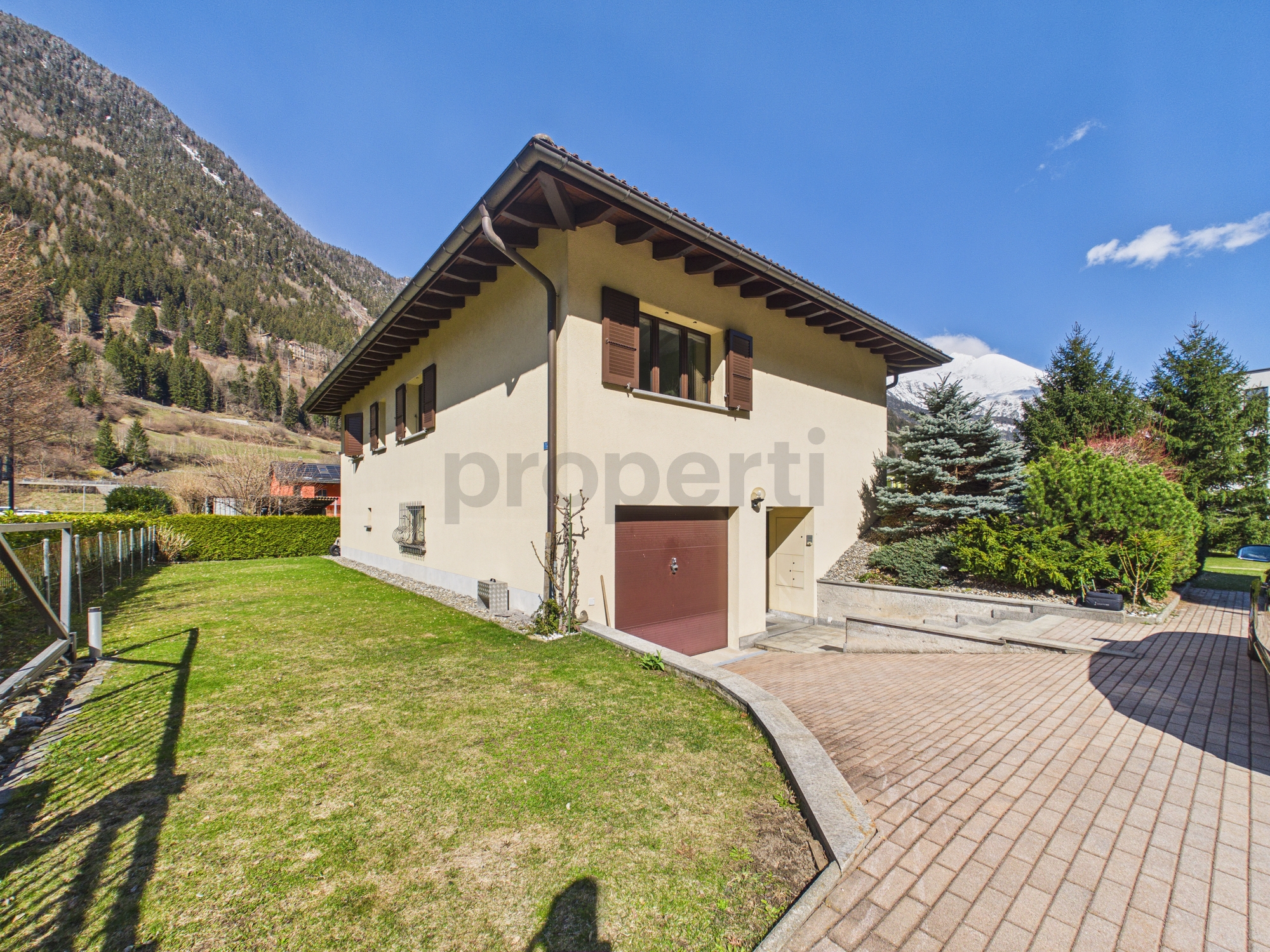 Freistehendes Haus mit Bergblick
