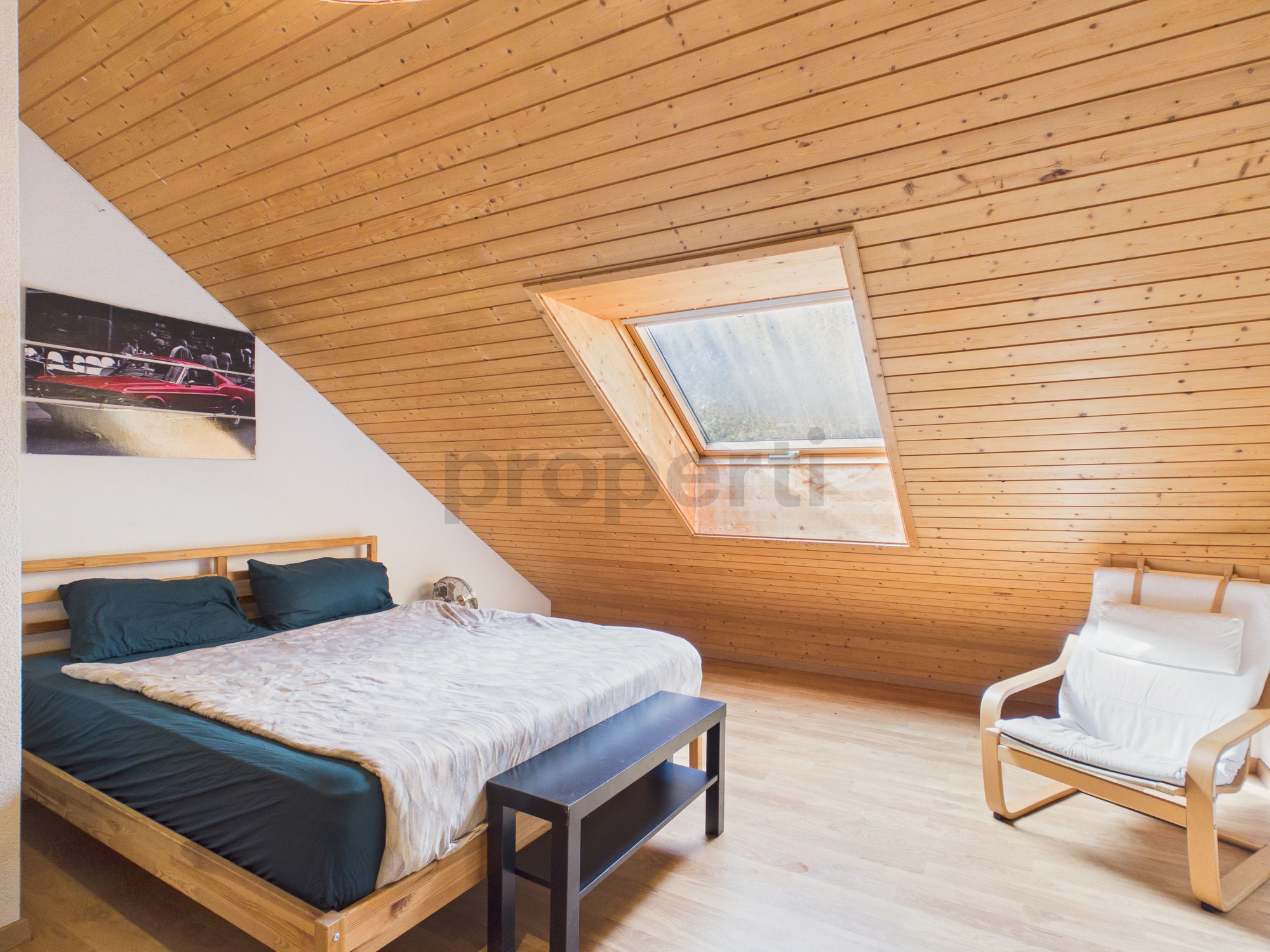 Dachgeschoss-Schlafzimmer mit Dachfenster