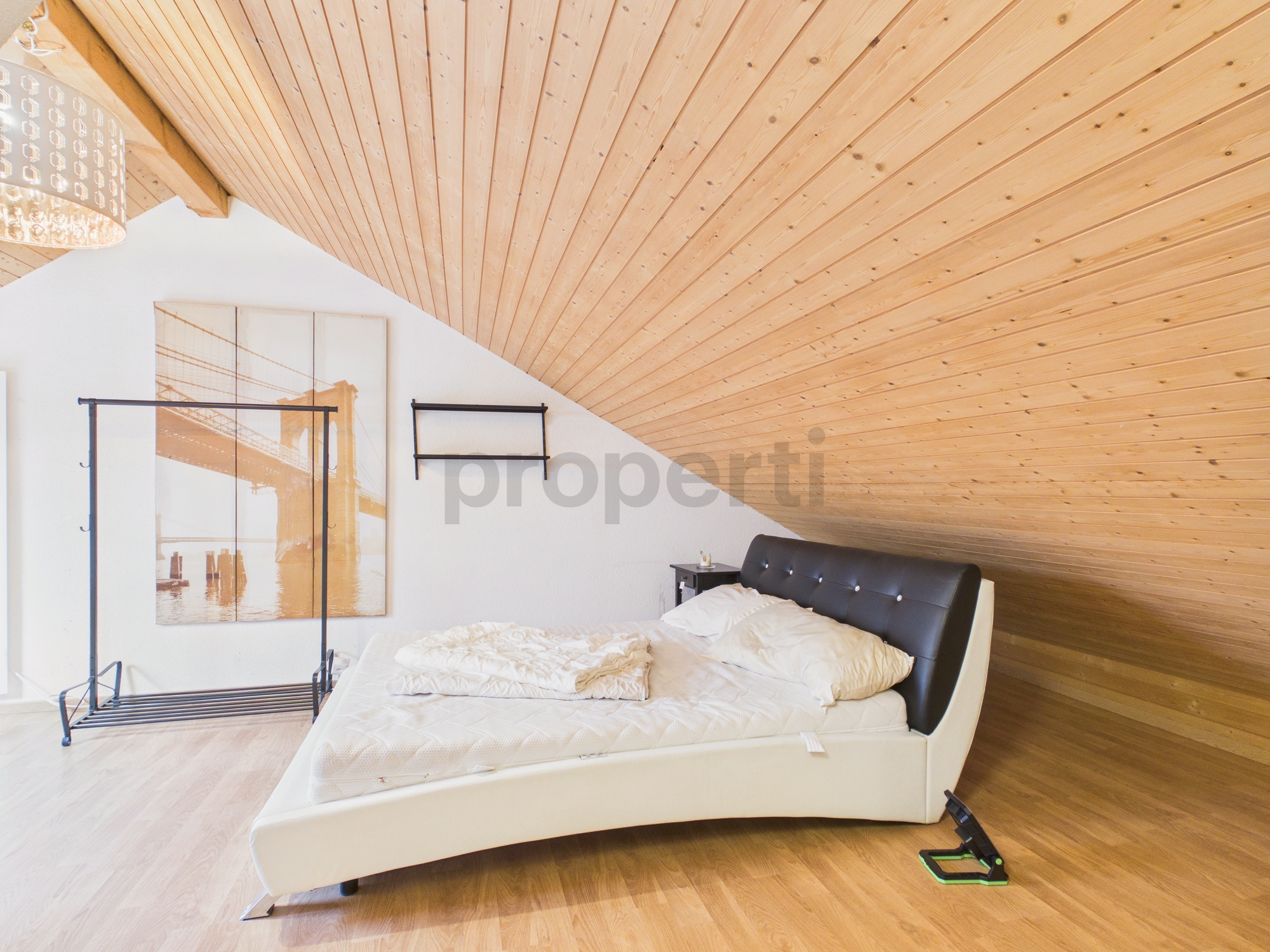 Dachgeschoss-Schlafzimmer mit Holzdachschräge