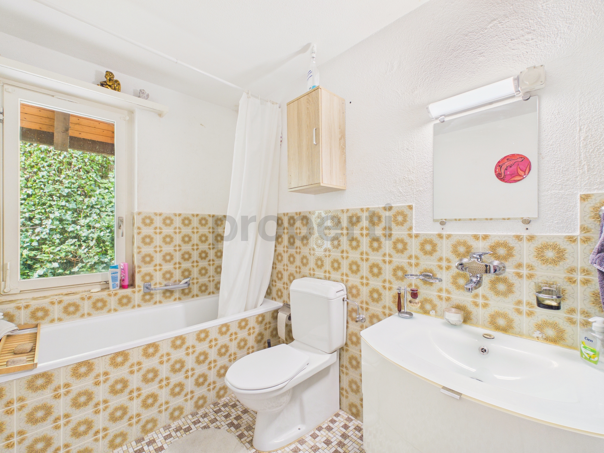 Badezimmer mit Retro-Fliesen und Badewanne