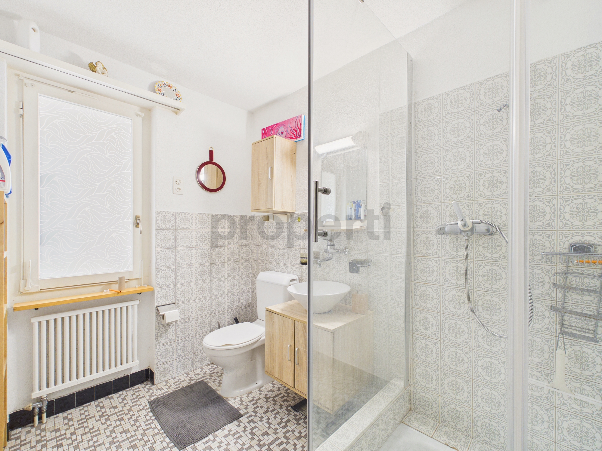 Helles Badezimmer mit Dusche und WC