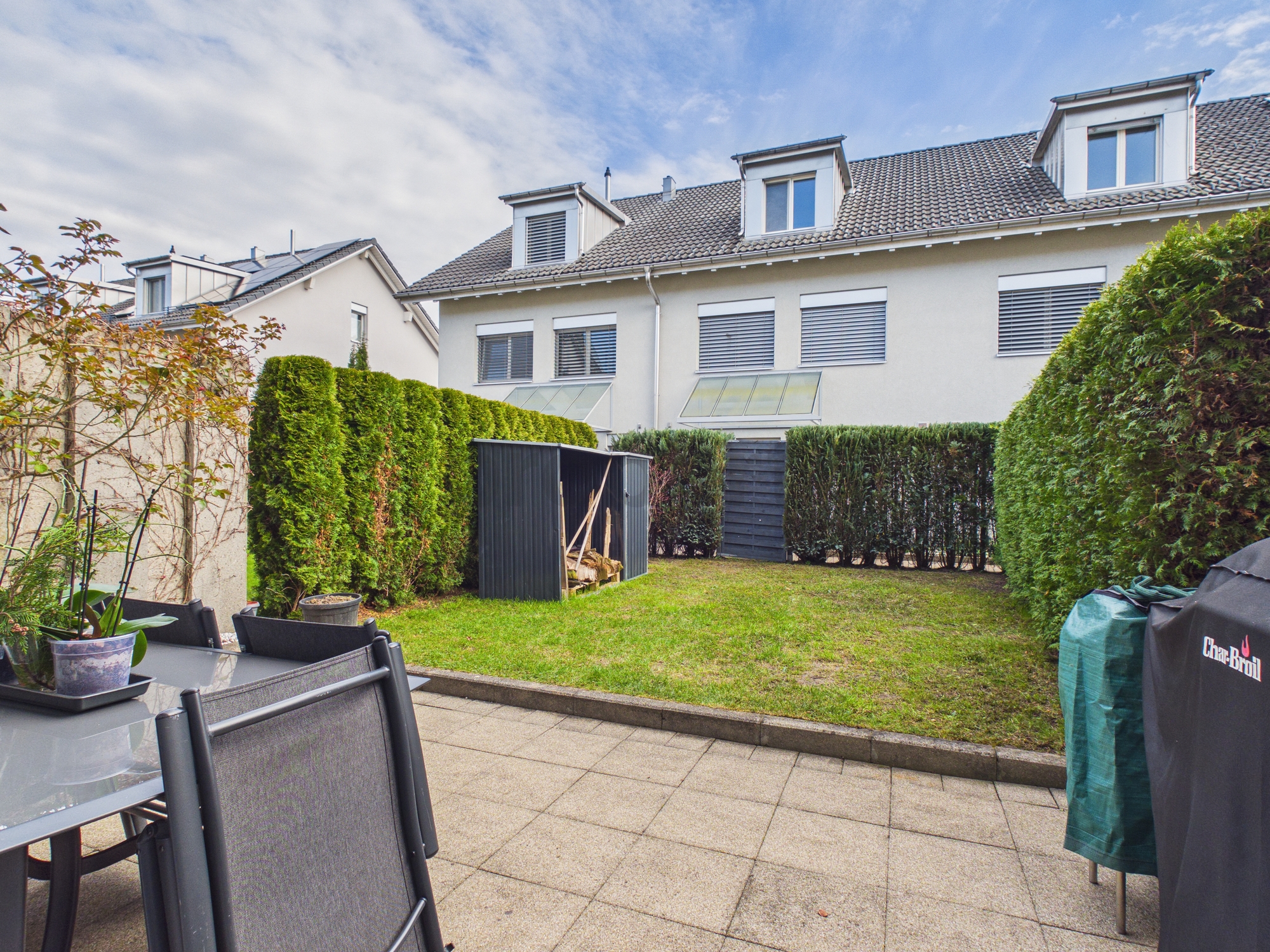Gepflegter Reihenhausgarten mit Terrasse