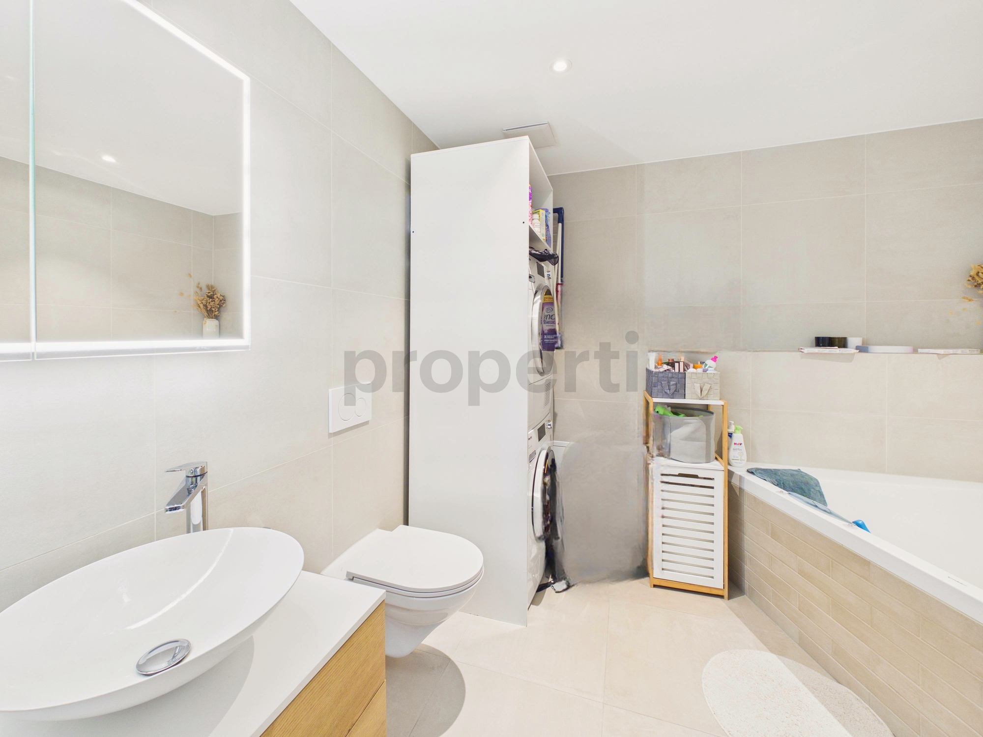 Modernes Bad mit Badewanne und WC