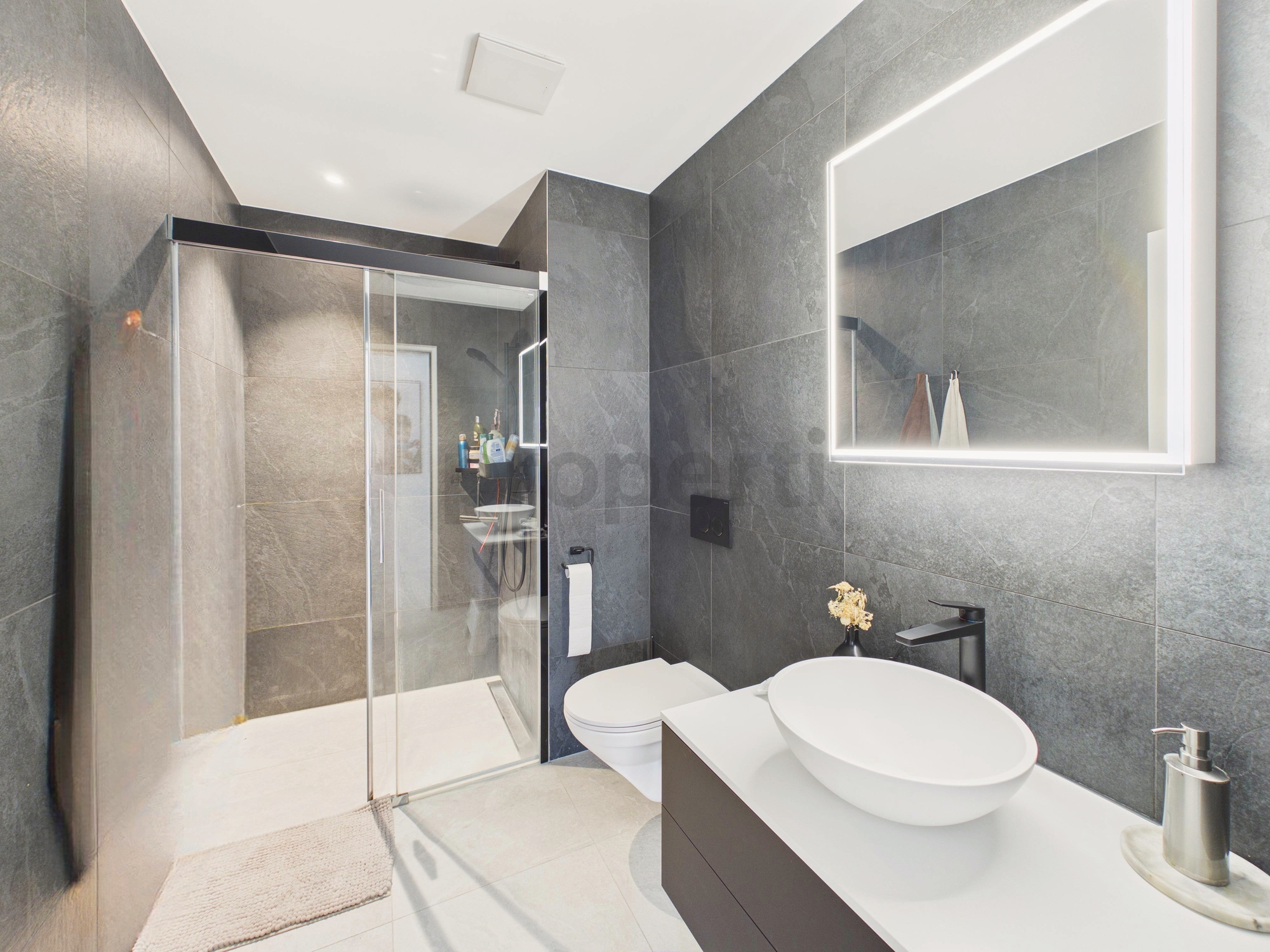 Modernes Badezimmer mit Walk-in-Dusche und LED-Spiegel