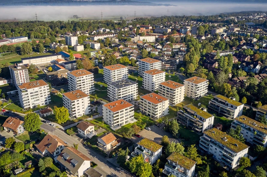 Luftaufnahme eines Wohnquartiers mit mehreren Mehrfamilienhäusern
