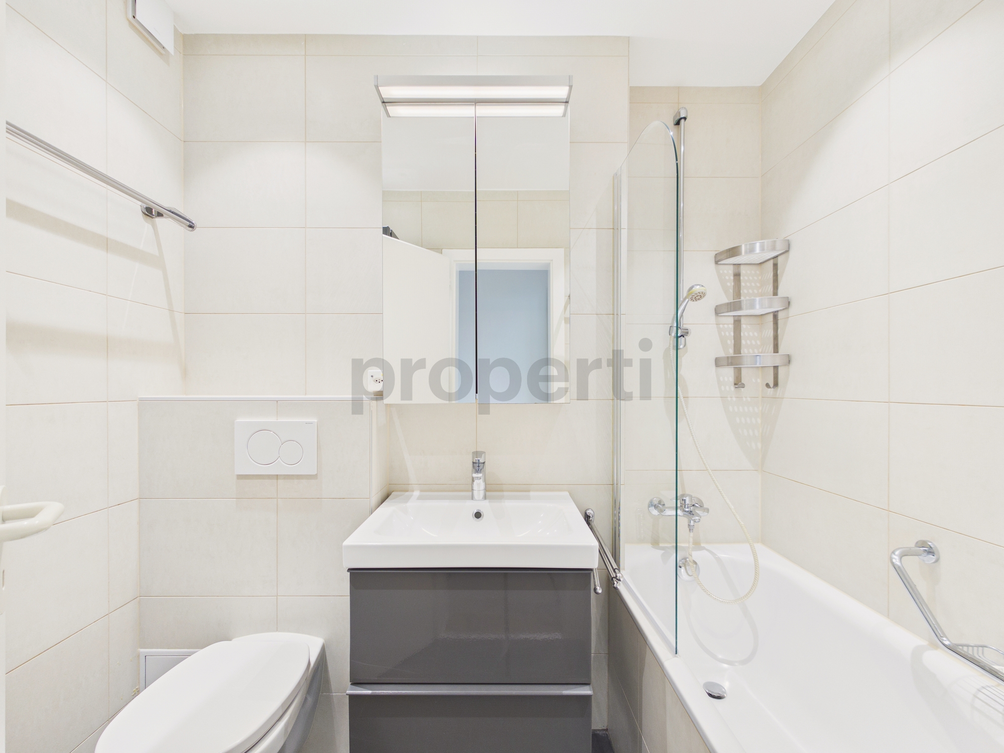 Kleines modernes Badezimmer mit Badewanne und Waschtisch