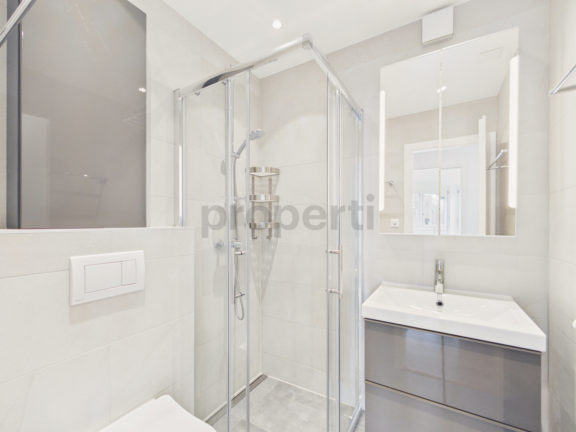 Modernes kleines Badezimmer mit Dusche und Waschtisch