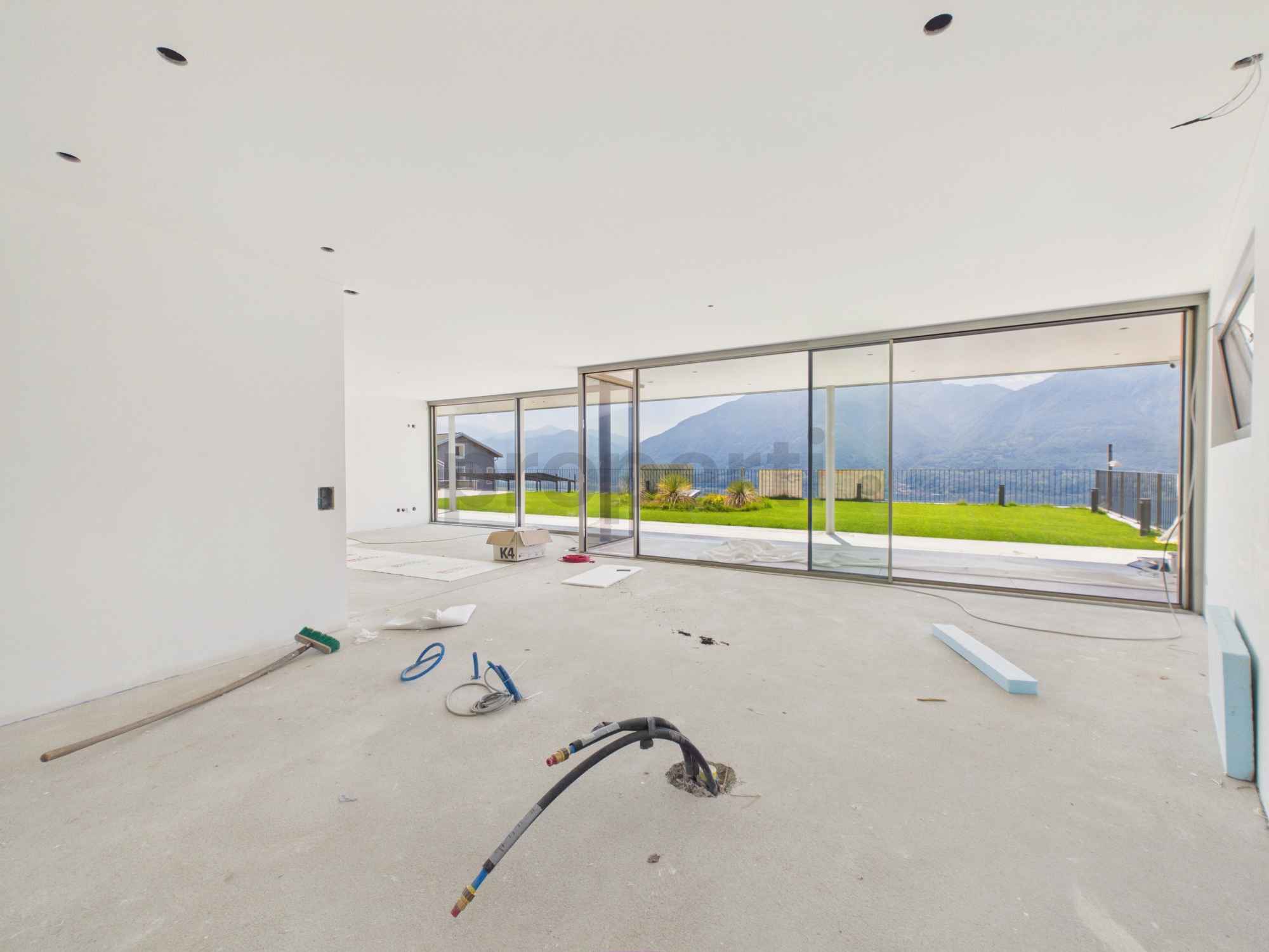 Großer, unfertiger Wohnraum mit Panoramafenster