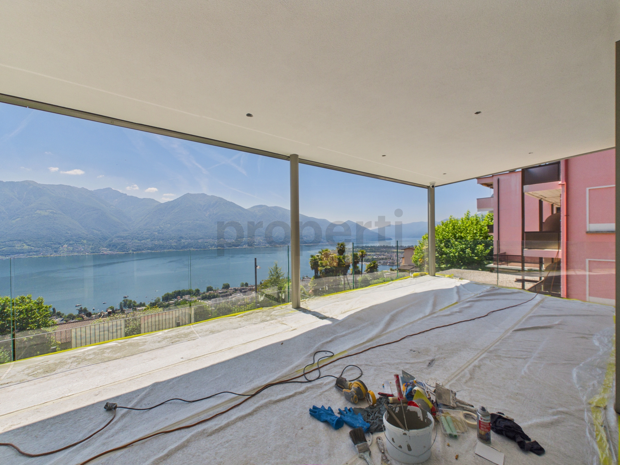 Große überdachte Terrasse mit Seeblick