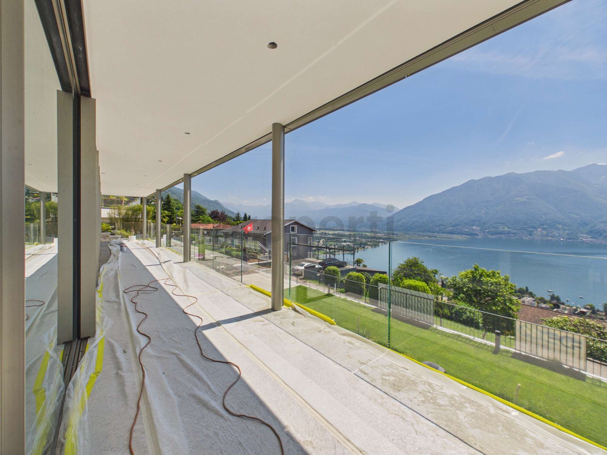 Überdachter Balkon mit Seeblick