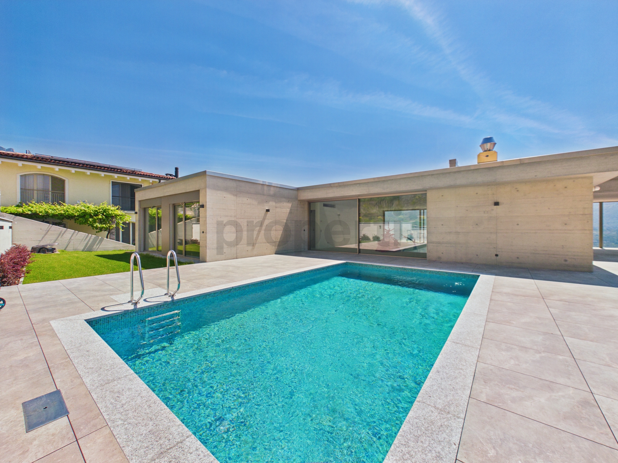 Außenbereich mit Pool und moderner Architektur